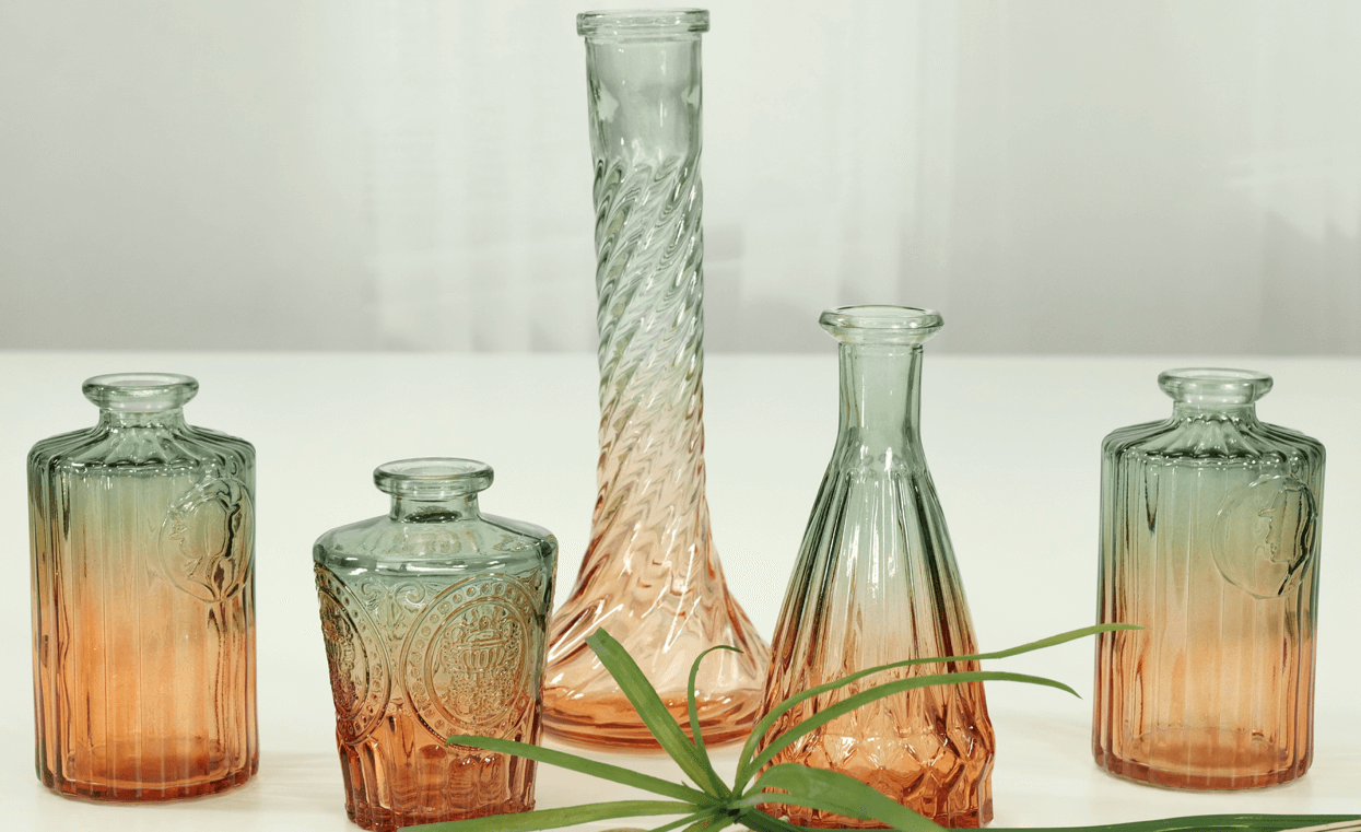 Wunderschöne Vasen aus buntem Glas für die Tischdeko