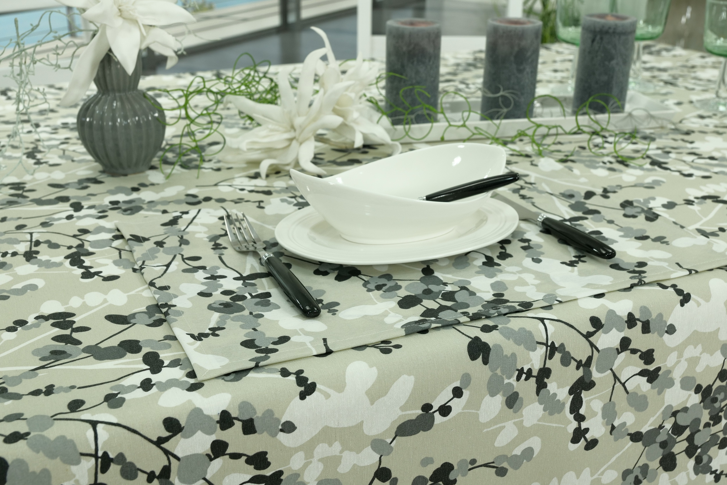 Abwaschbare Tischdecke Beige Grau Schwarze Blüten Petalos Breite 130 cm