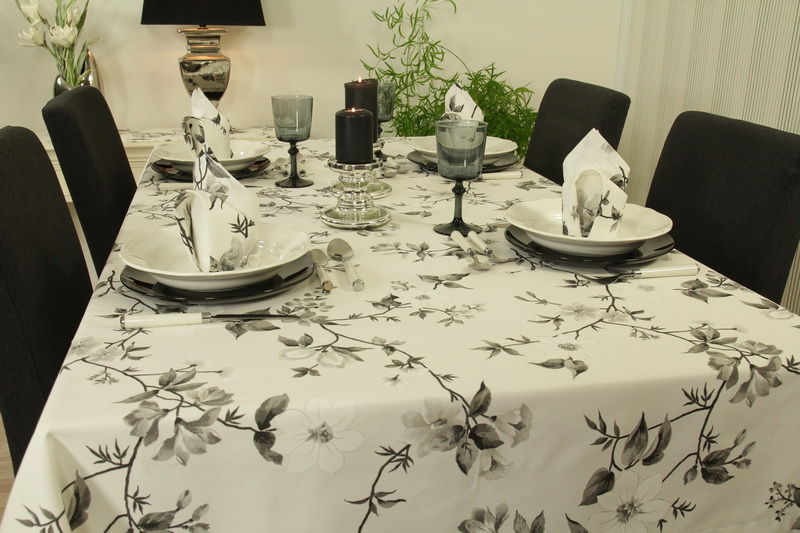 Tischdecke weiß mit Blumenmuster schwarz Breite 150 cm