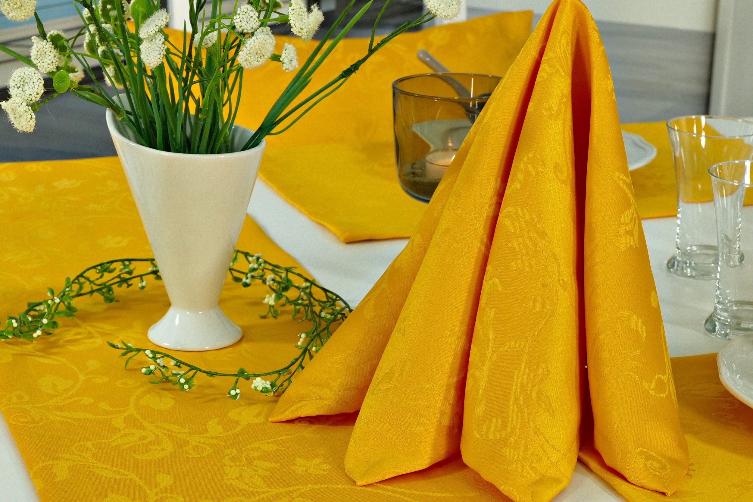Stoffserviette mit Fleckschutz Gelb Blütenranke Fresh Größe 45x45 cm