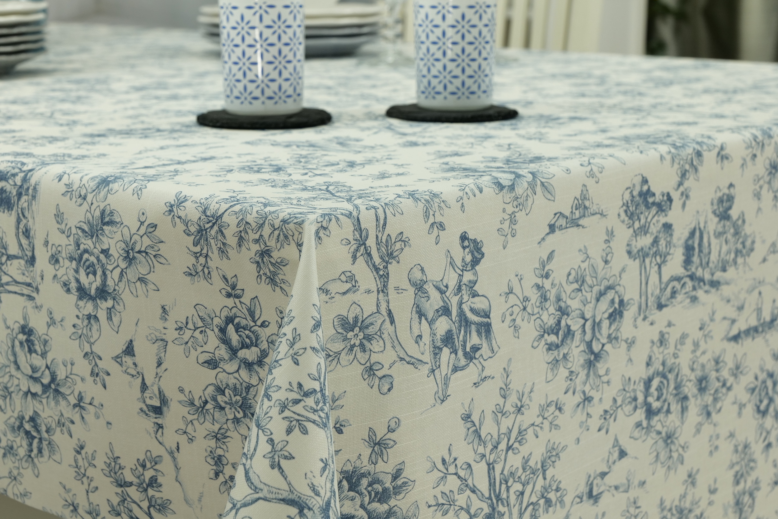Abwaschbare Tischdecke Weiß Blau gemustert Dorfleben Breite 90 cm