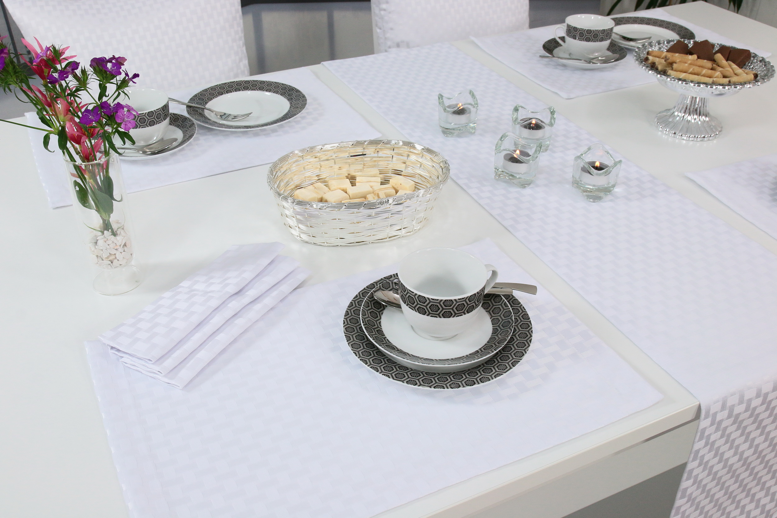 Weiße Tischsets Karo mit Fleckschutz Ella Größe 30x48 cm