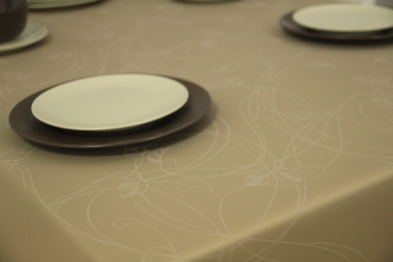 Abwaschbare Tischdecke taupe Muster mona Breite 120 cm