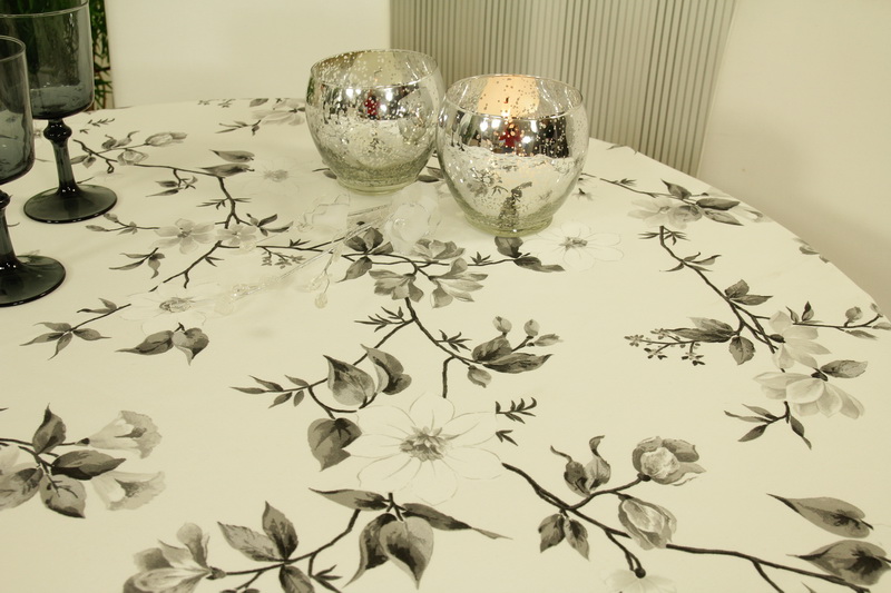 Tischdecke weiß mit Blumenmuster schwarz Breite 90 cm OVAL
