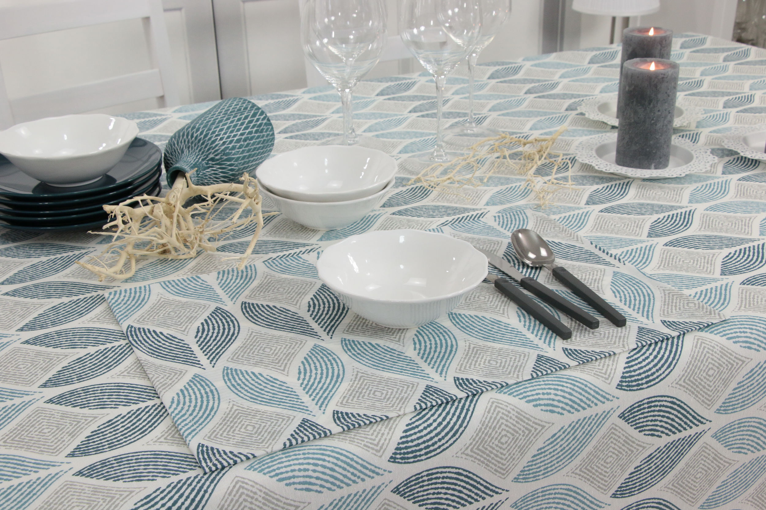 Abwaschbare Tischdecke Cremeweiß Muster Grau Blau Sorrent Breite 110 cm