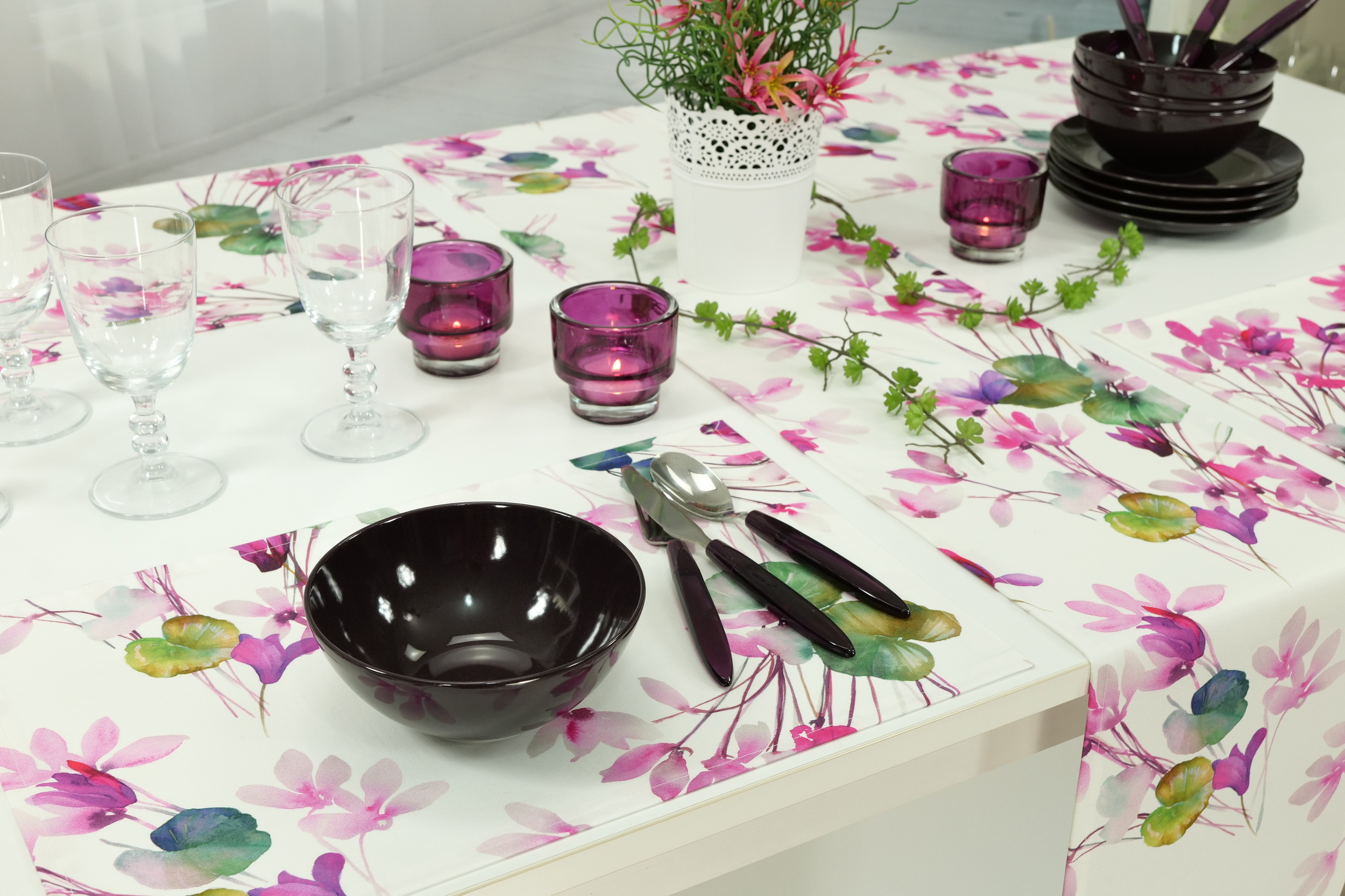 Tischläufer abwaschbar Muster Magnolie Breite 30 cm