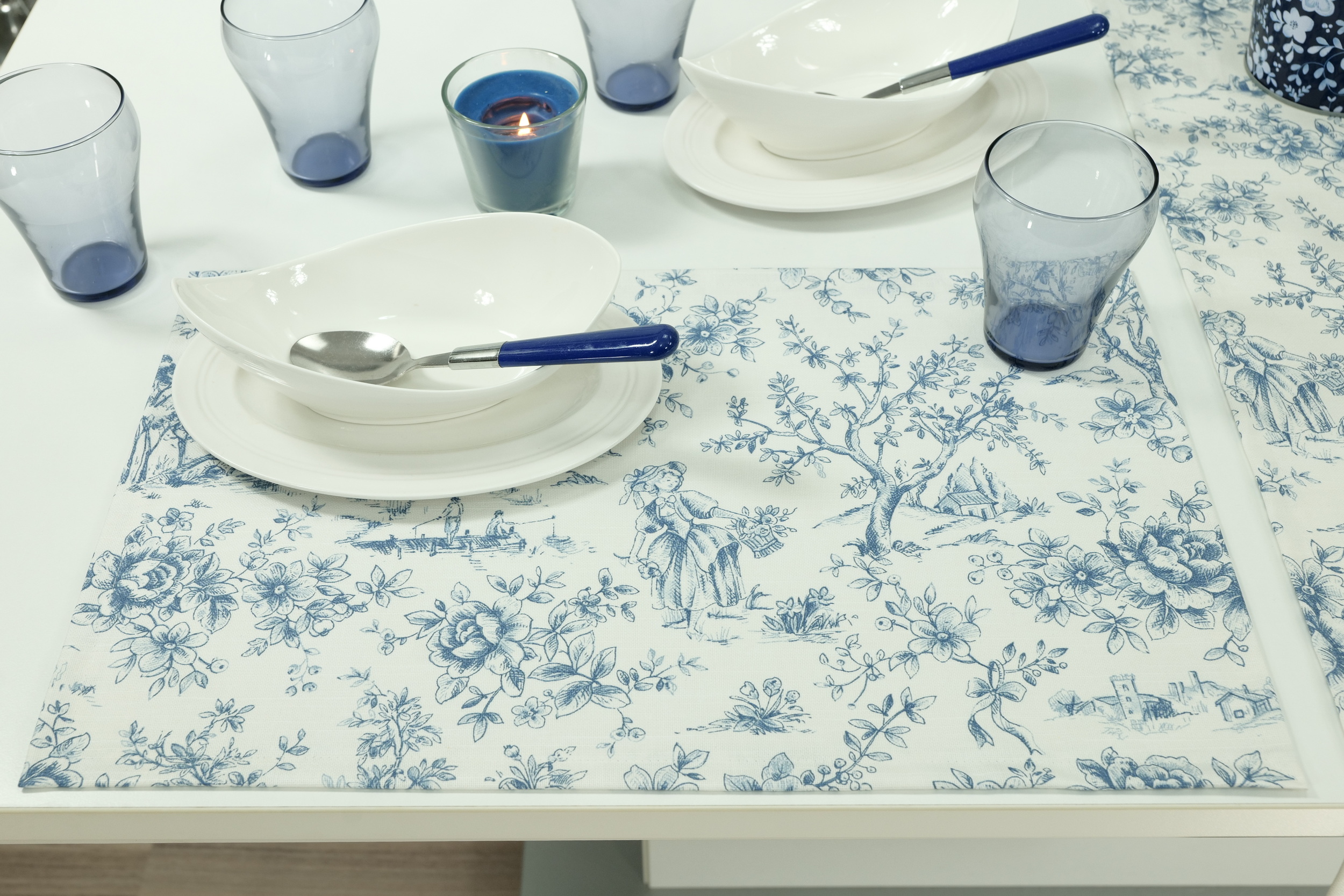Abwaschbare Tischsets Weiß Blau gemustert Dorfleben Größe 30x48 cm Platzset