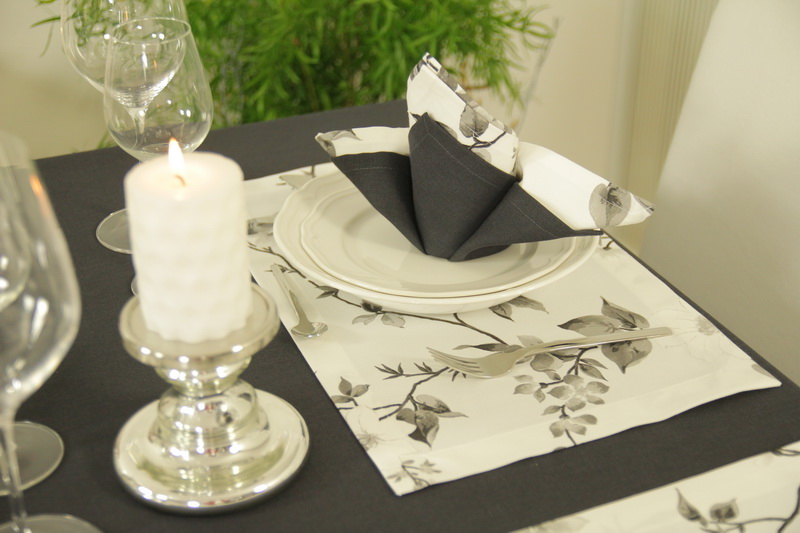 Tischset weiß mit Blumenmuster schwarz Größe 30x48 cm