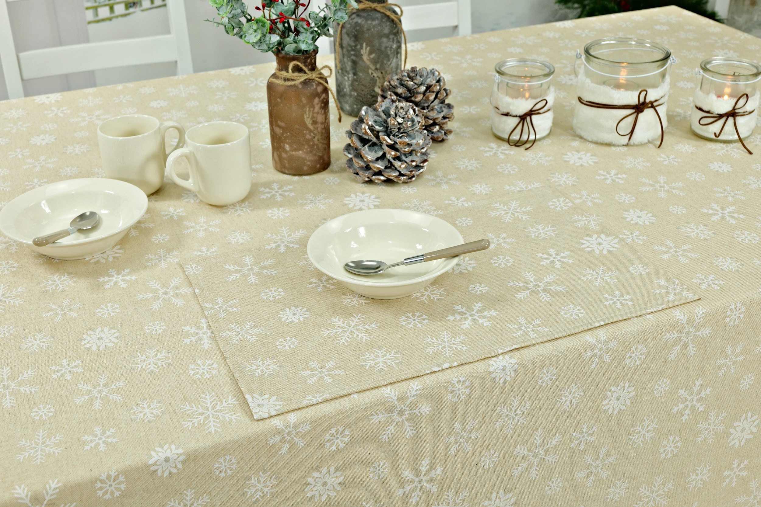 Abwaschbare Tischdecke Weihnachten Beige Muster Schneeflocken Breite 138 cm
