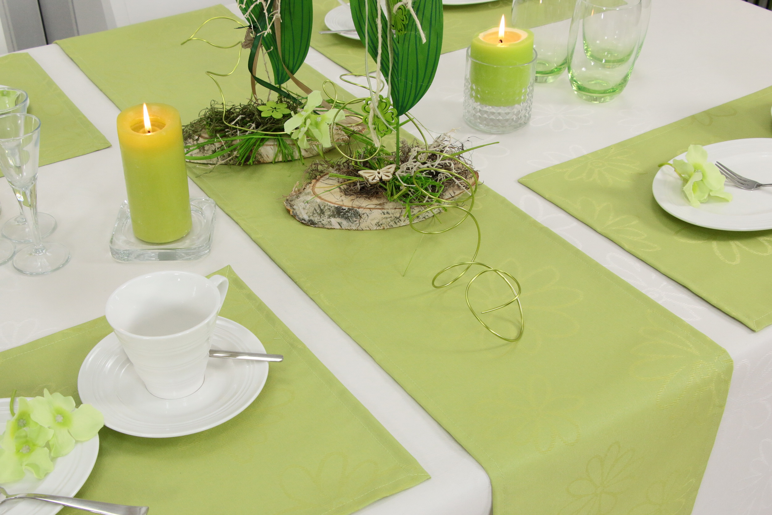 Tischläufer abwaschbar Grün Blumenmuster Mari Breite 40 cm