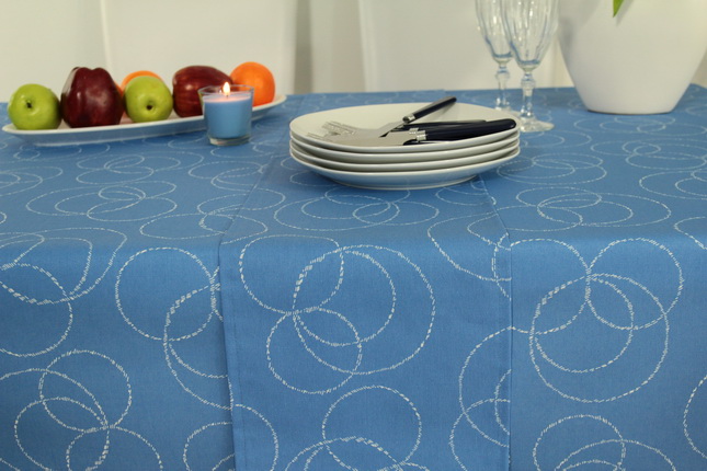 Blaue Tischdecke für die praktische Gastlichkeit
