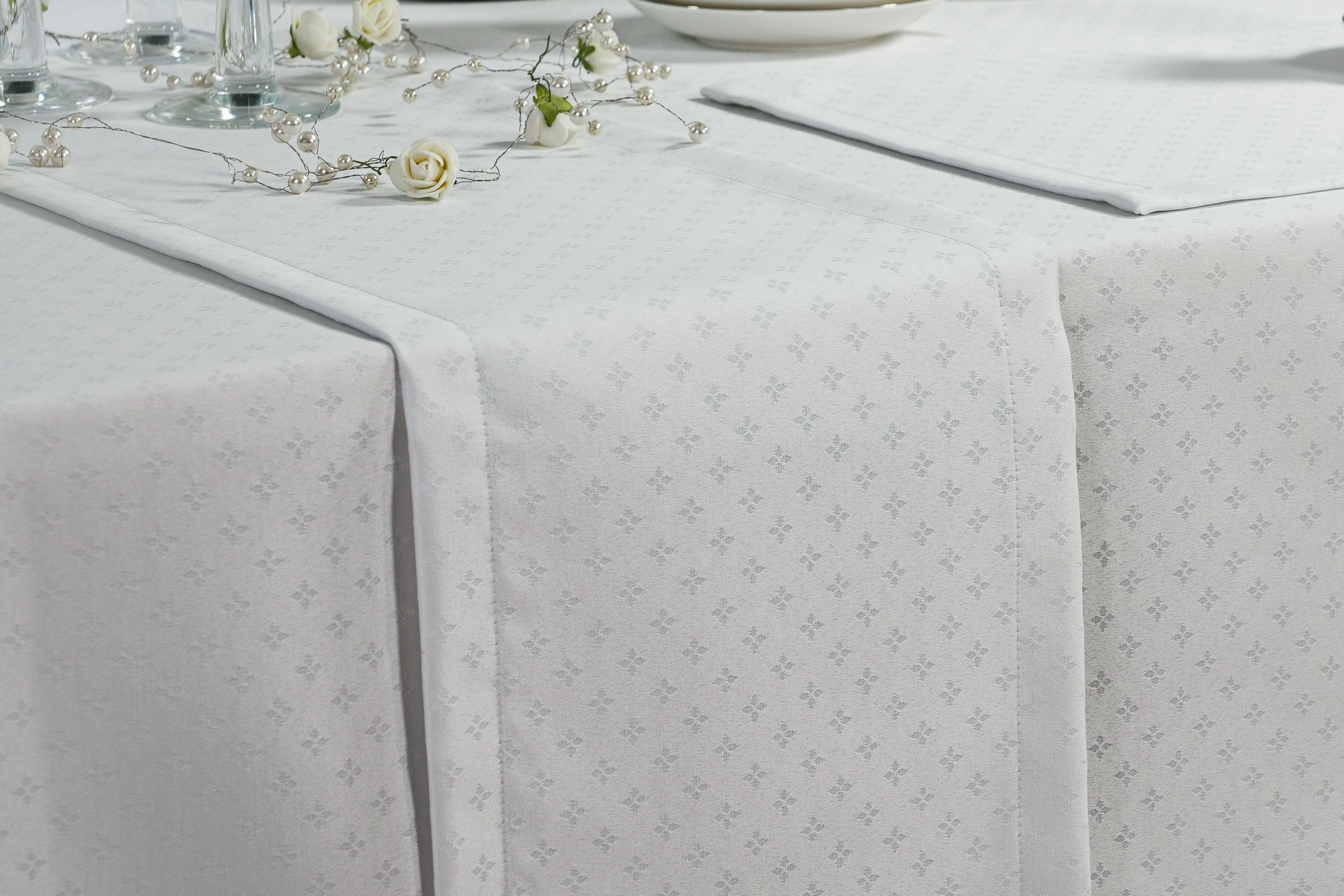 Weiße Tischläufer Feines Muster mit Fleckschutz Fiori Breite 25 cm