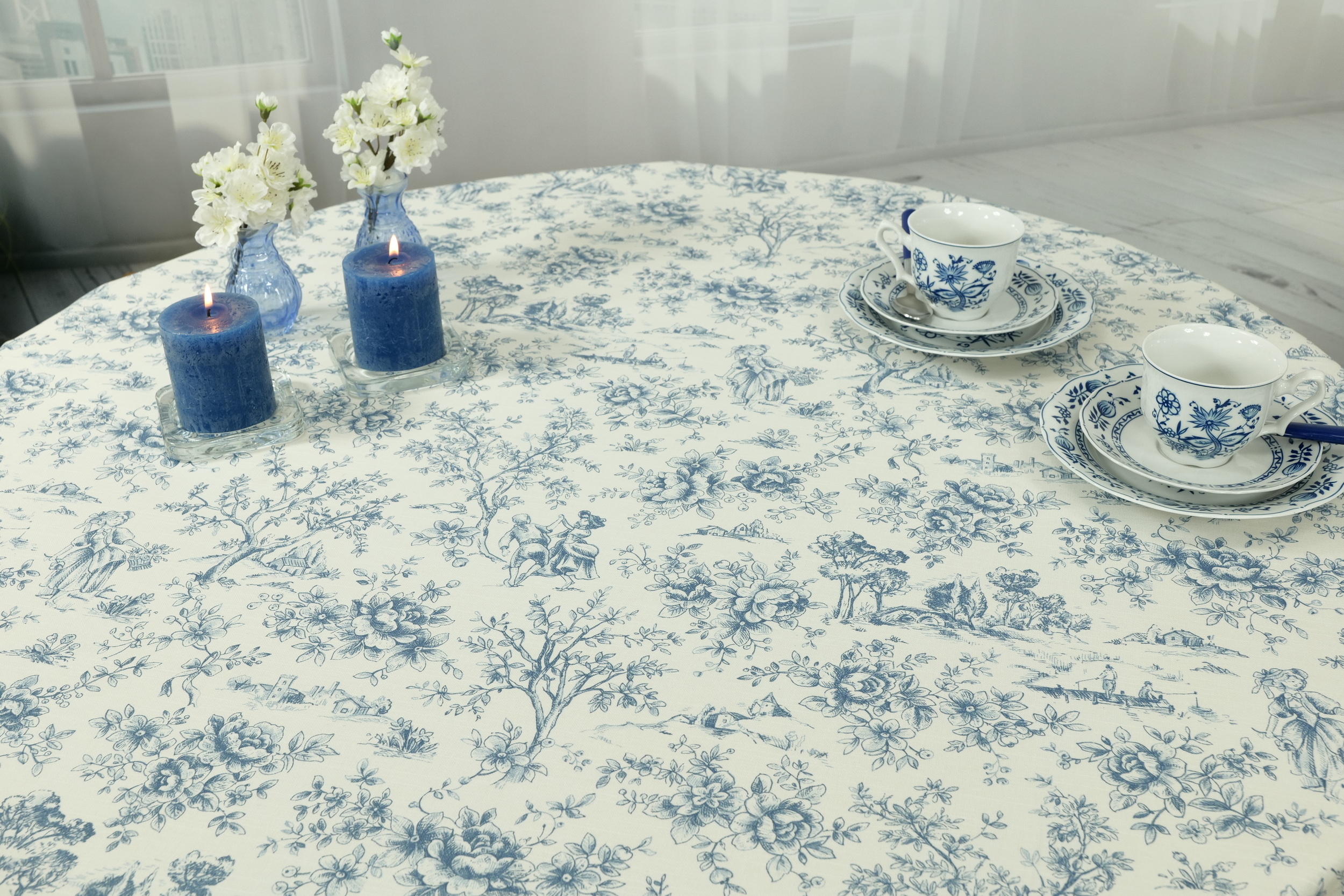 Abwaschbare Tischdecke Weiß Blau gemustert Dorfleben Breite 110 cm OVAL
