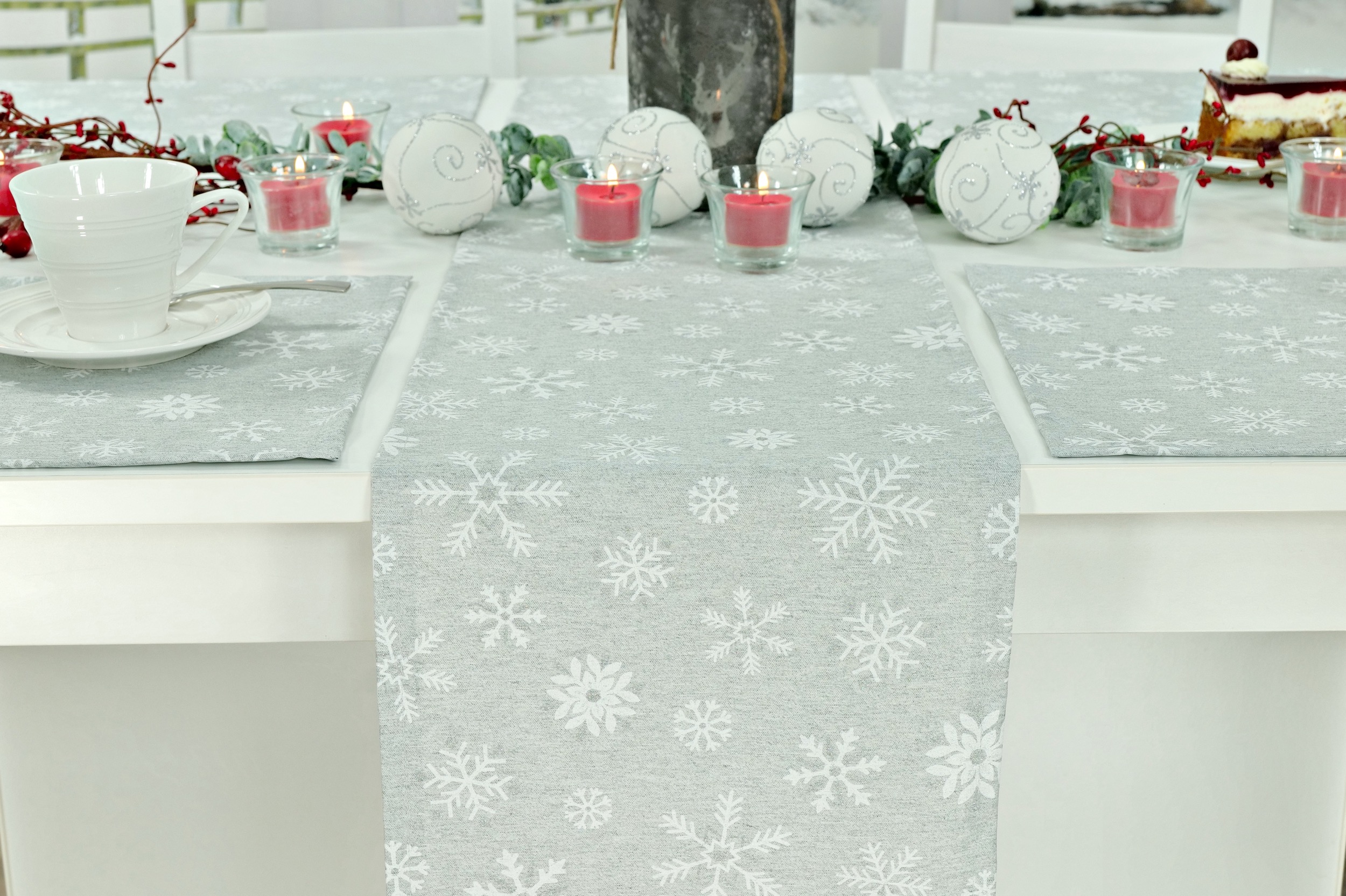 Abwaschbare Tischläufer Weihnachten Hellgrau Muster Schneeflocken Breite 25 cm