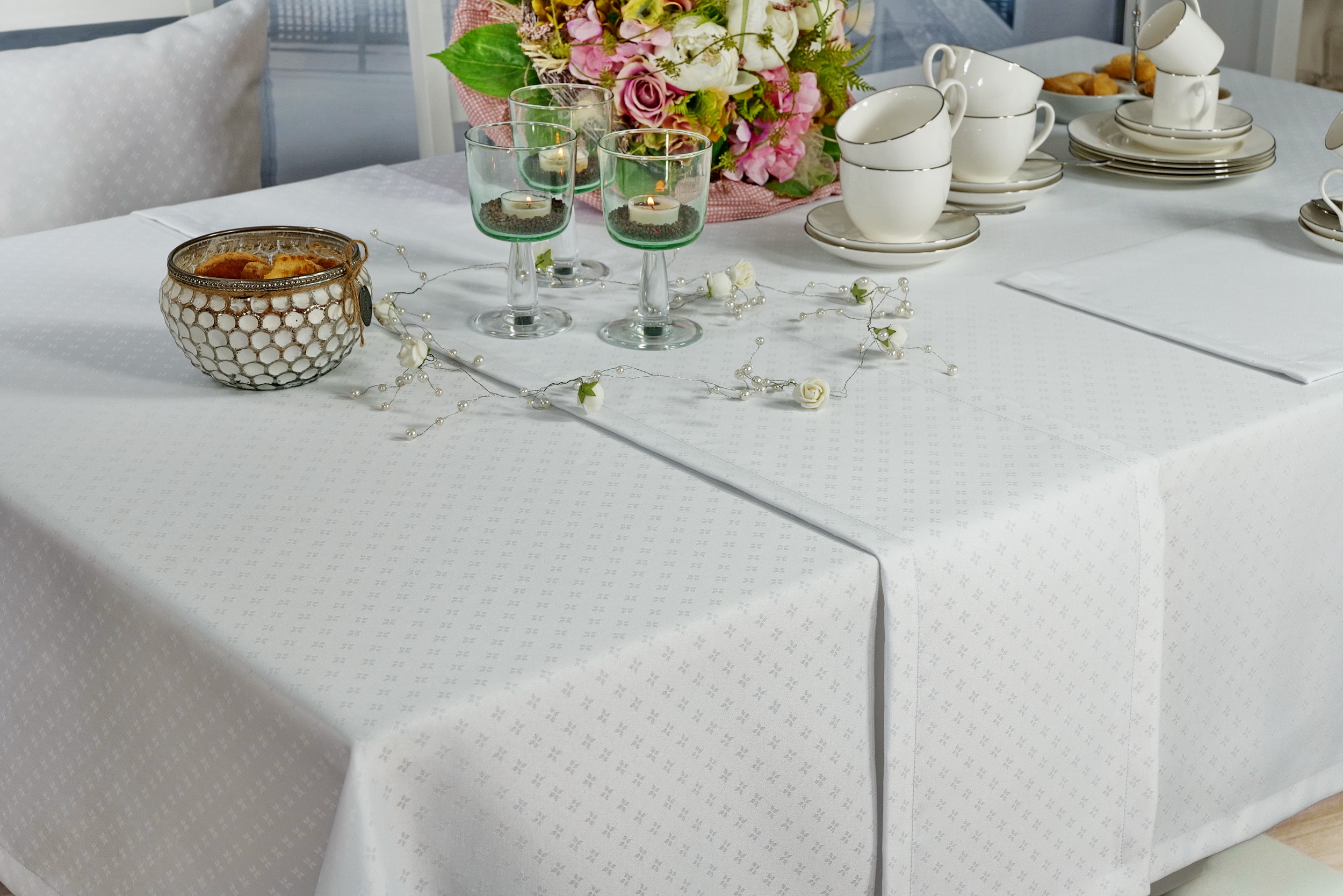 Weiße Tischdecke Feines Muster mit Fleckschutz Fiori Breite 140 cm
