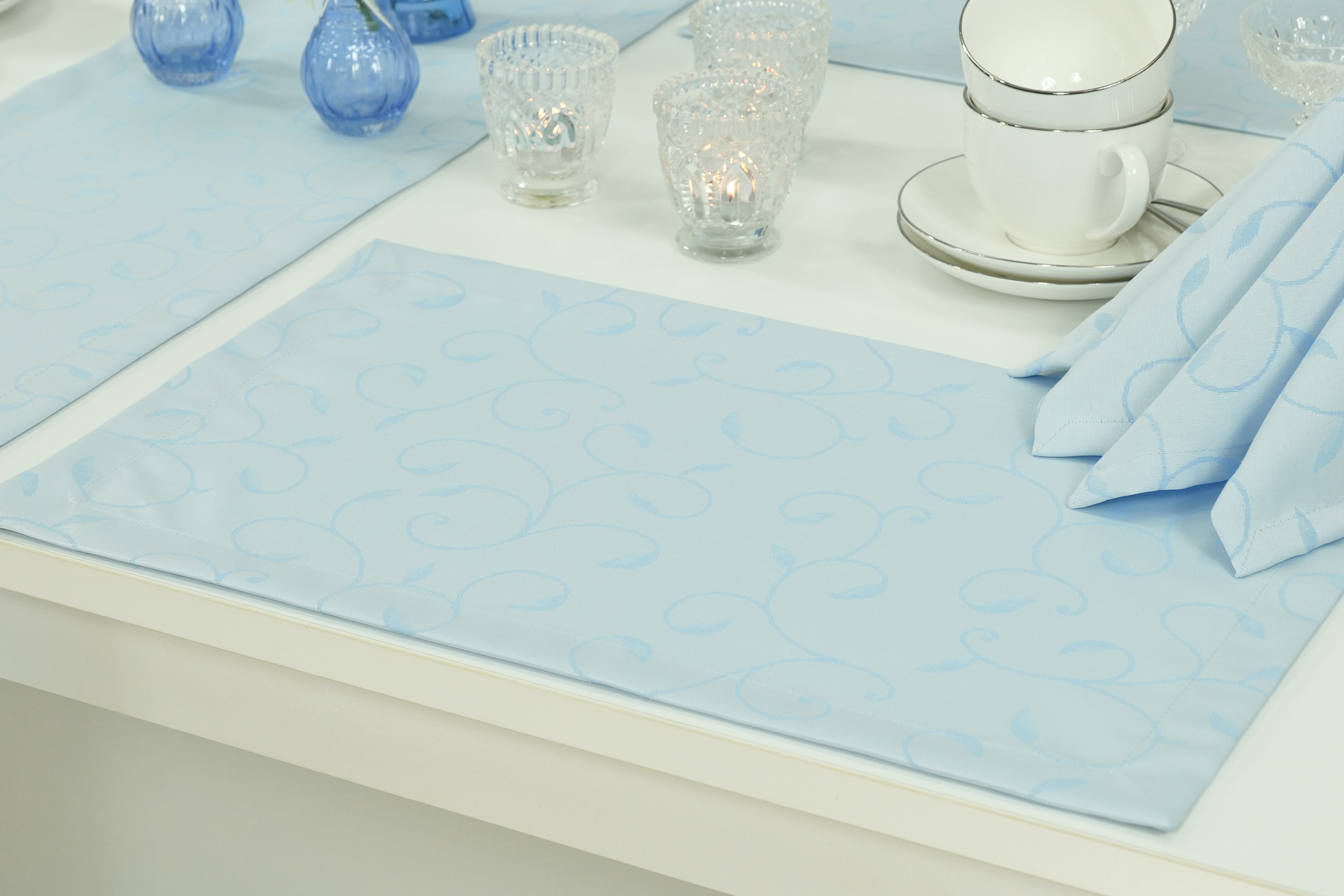 Damast Tischsets Hellblau Muster Ranke fleckgeschützt Größe 30x48 cm Platzset