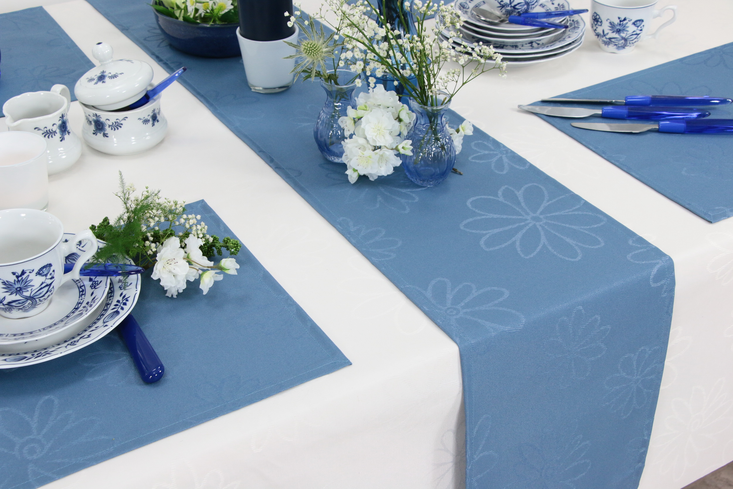 Tischläufer abwaschbar Blau Blumenmuster Mari Breite 25 cm