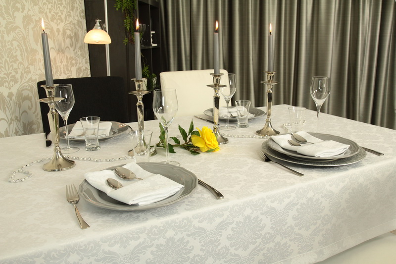 Tischwäsche Weiß Ornamente mit Fleckschutz Breite 140 cm