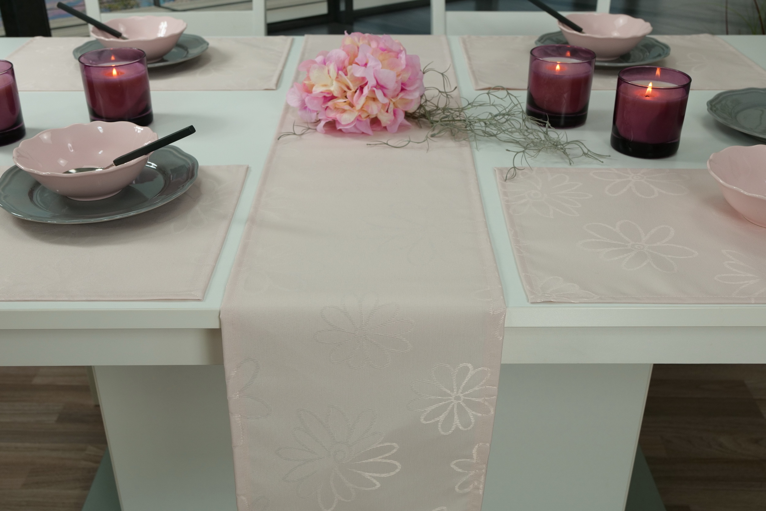 Tischläufer abwaschbar Zartrosa Blumenmuster Mari Breite 30 cm