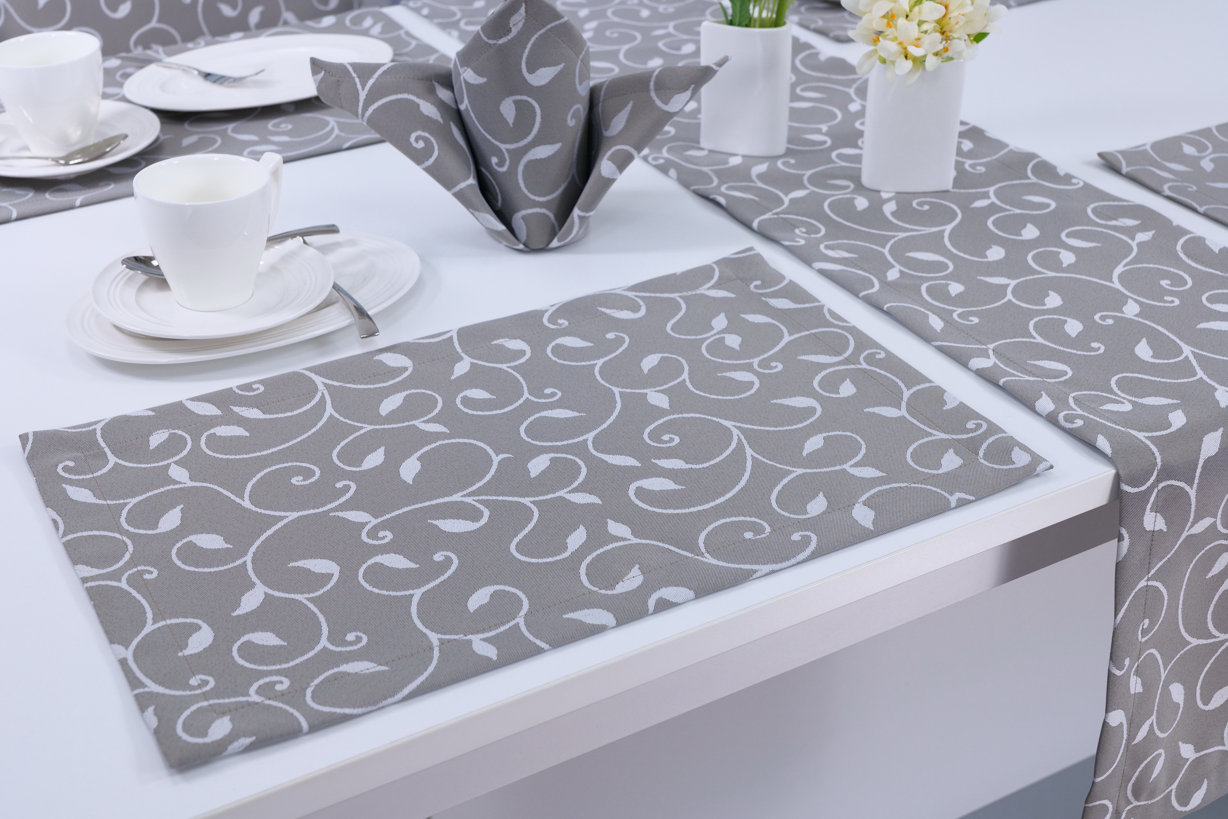 Damast Tischsets mit Fleckschutz Sand Beige Muster Ranke Größe 32x42 cm Platzset