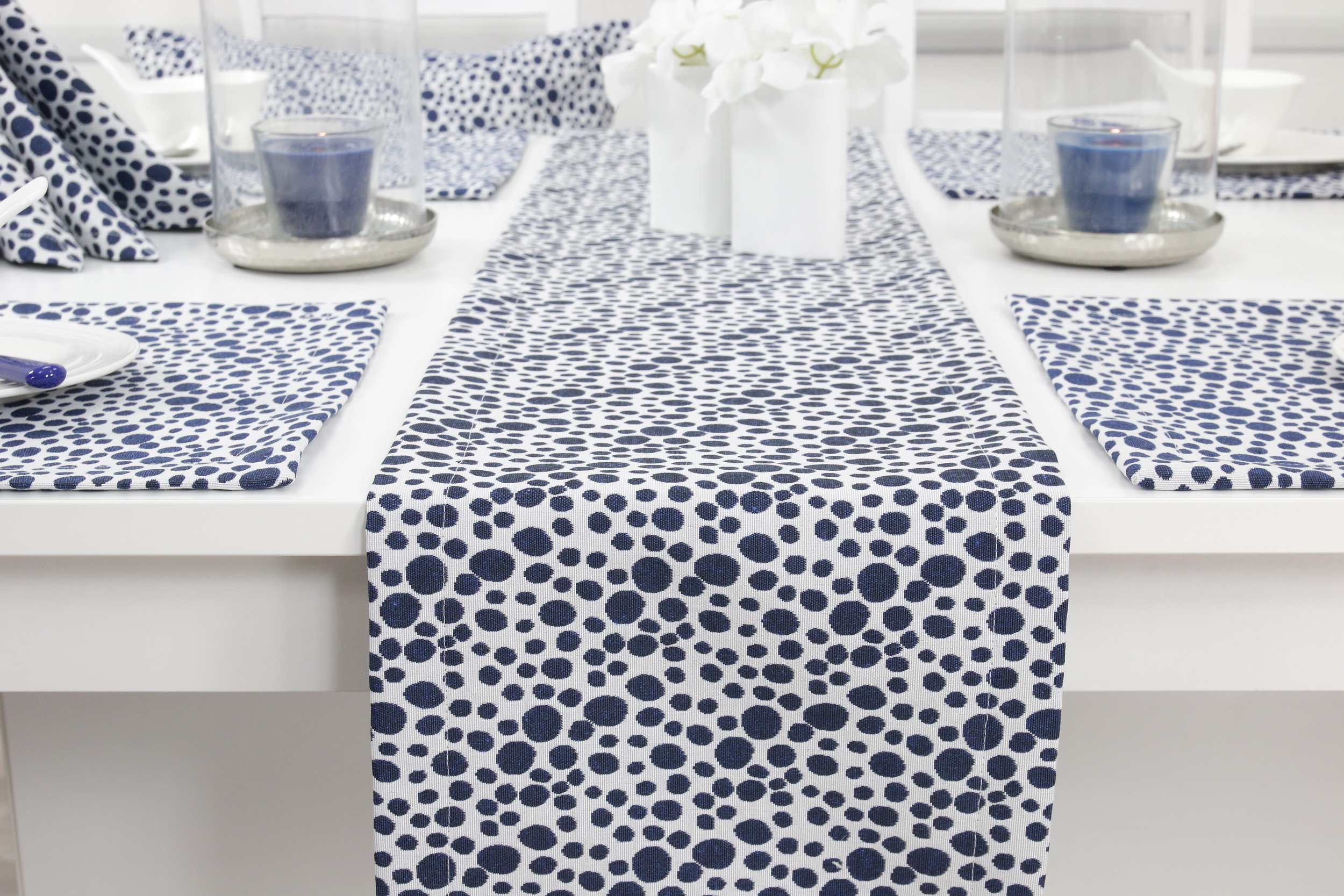 Tischläufer Hellgrau Marineblau gepunktet Breite 30 cm