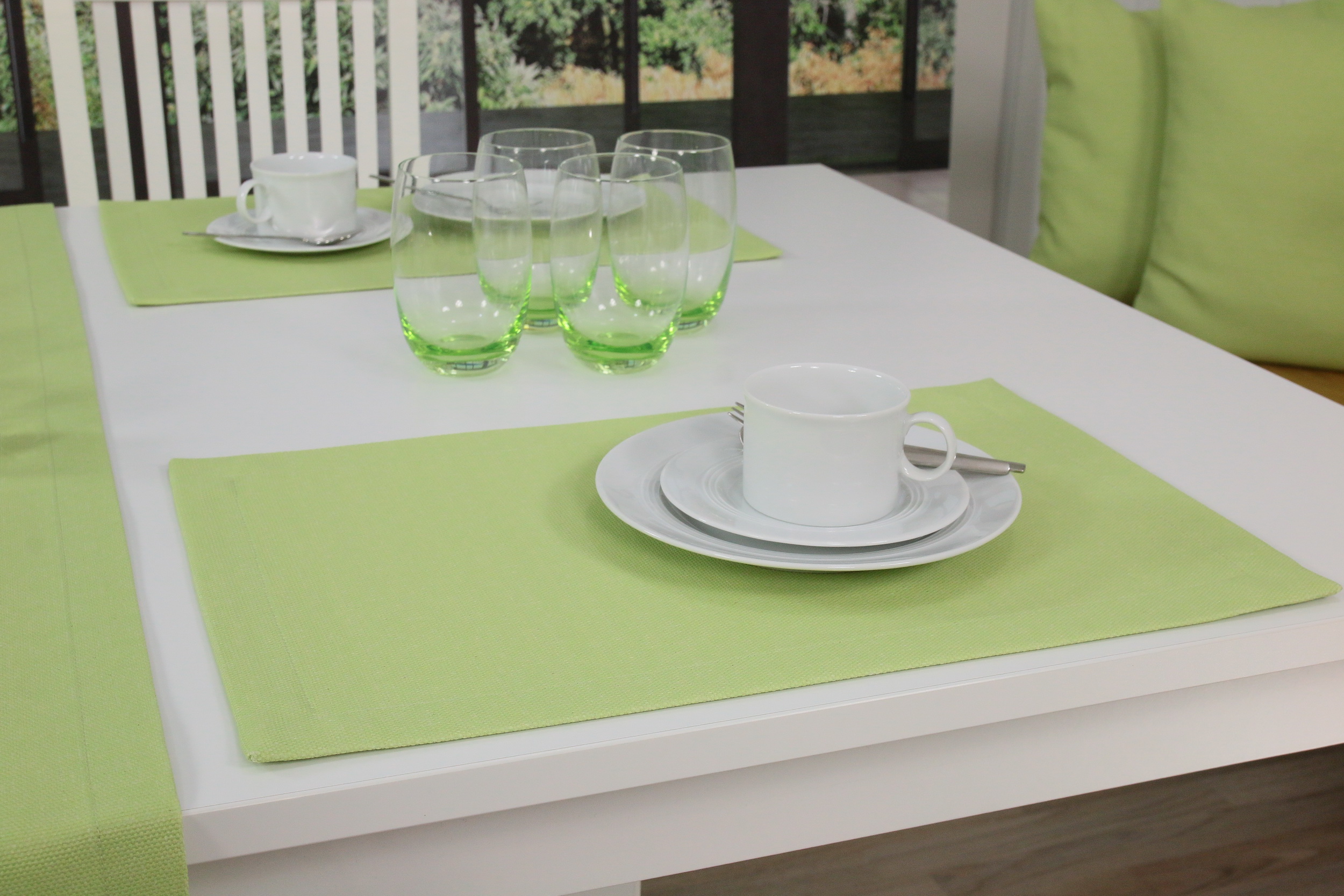 Tischset mit Fleckschutz Lindgrün uni Venezia Größe 30x48 cm