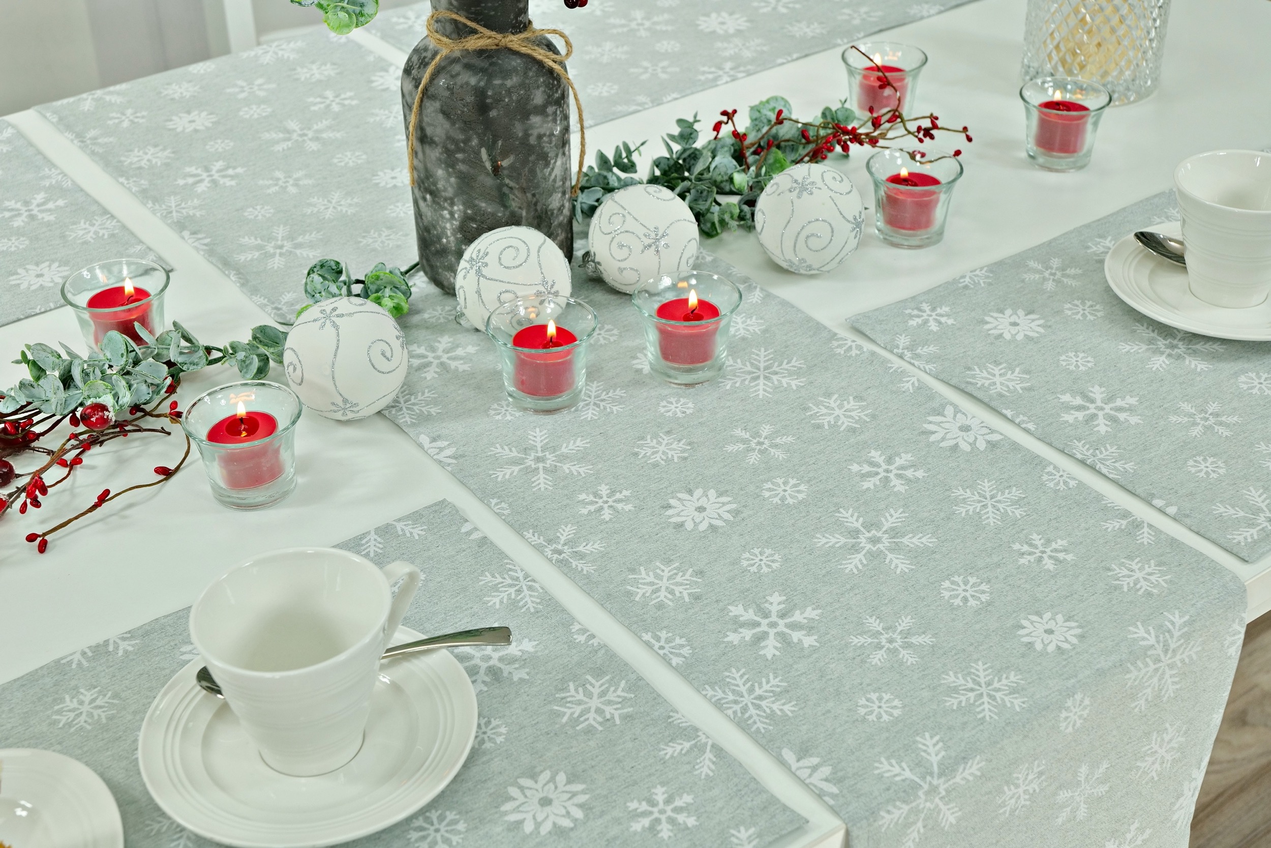 Abwaschbare Tischläufer Weihnachten Hellgrau Muster Schneeflocken Breite 40 cm
