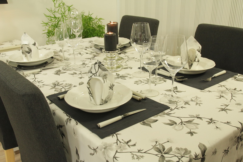 Tischdecke weiß mit Blumenmuster schwarz Breite 170 cm