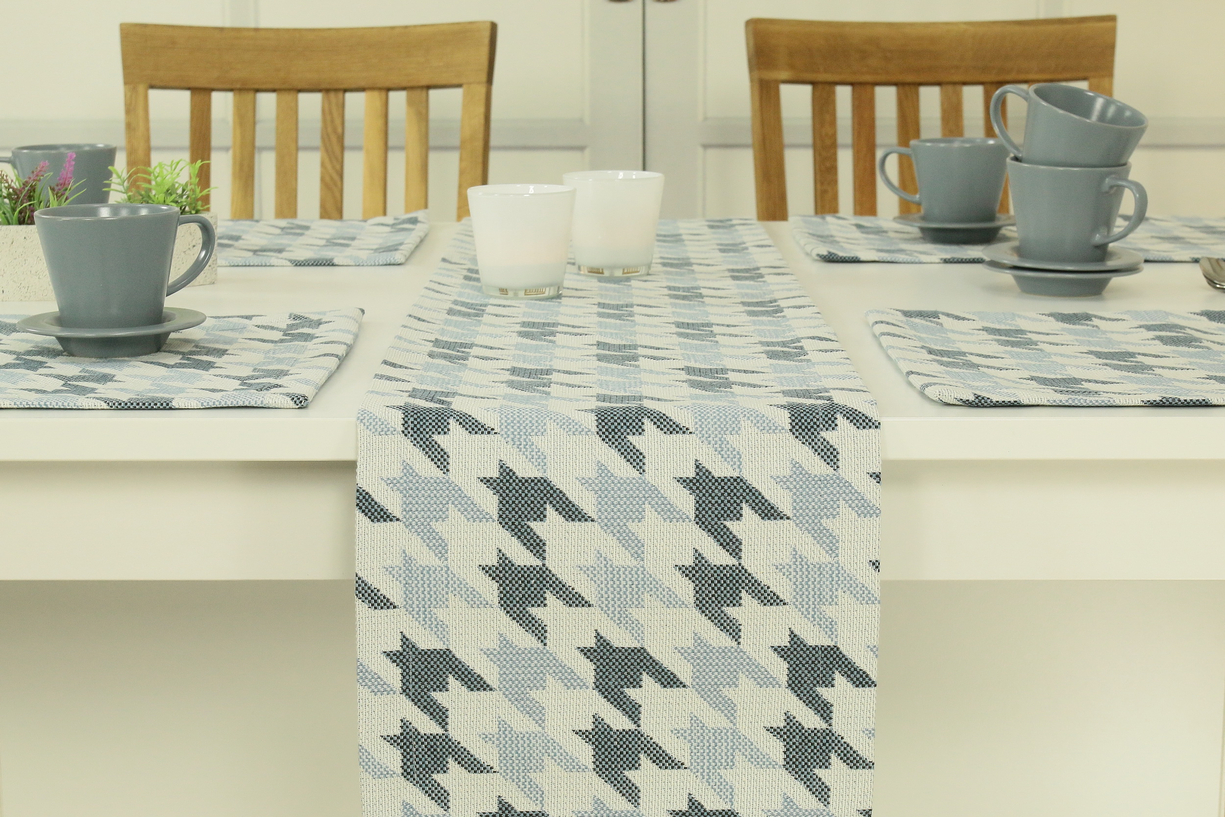 Landhaus Tischläufer Mirasoll Muster blau grau. Breite 25 cm