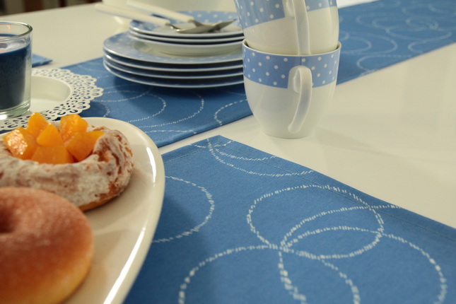 Blaue Tischdecke für die praktische Gastlichkeit