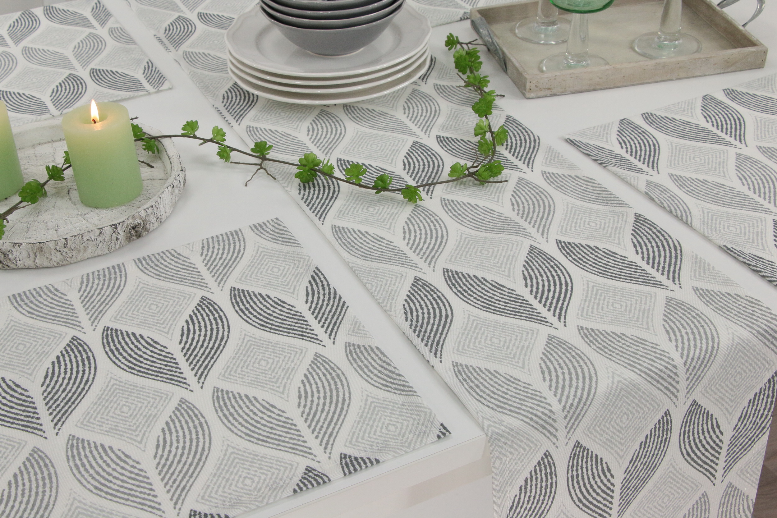 Abwaschbare Tischläufer Cremeweiß Muster Grau Sorrent Breite 25 cm