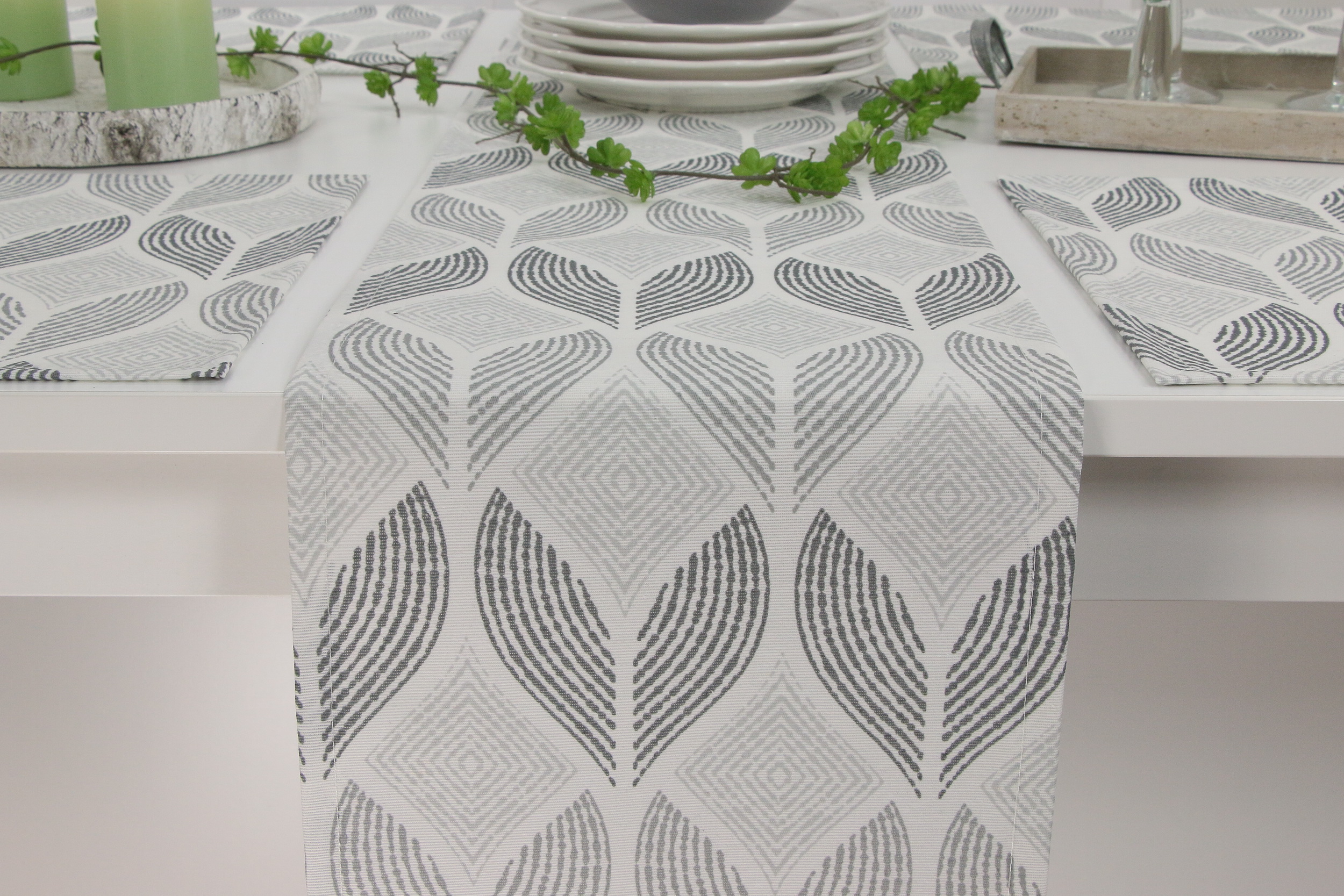 Abwaschbare Tischläufer Cremeweiß Muster Grau Sorrent Breite 40 cm