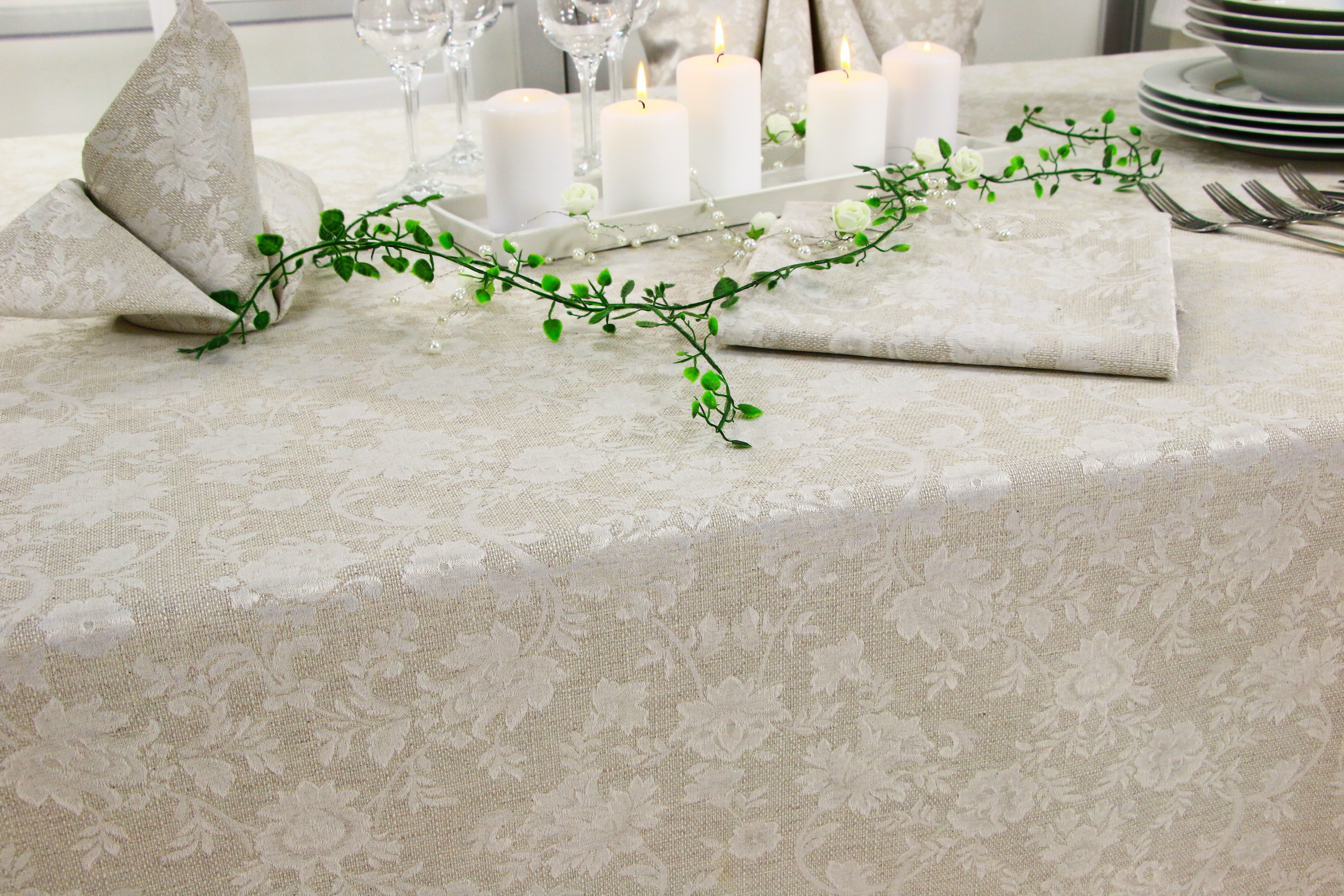 Tischdecke mit Fleckschutz Evita Perlbeige Ranke Breite 140 cm