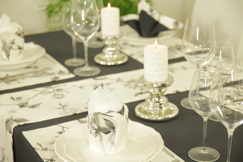 Tischläufer weiß mit Blumenmuster schwarz Breite 30 cm