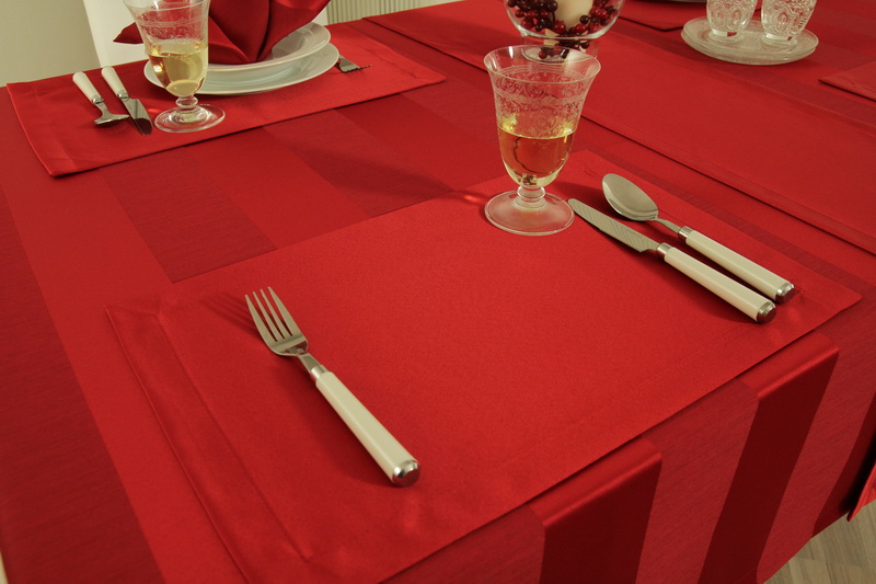 Tischset Rubinrot seidig glänzend Größe 32x42 cm