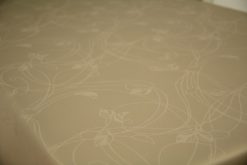 Abwaschbare Tischdecke taupe Muster mona Breite 120 cm