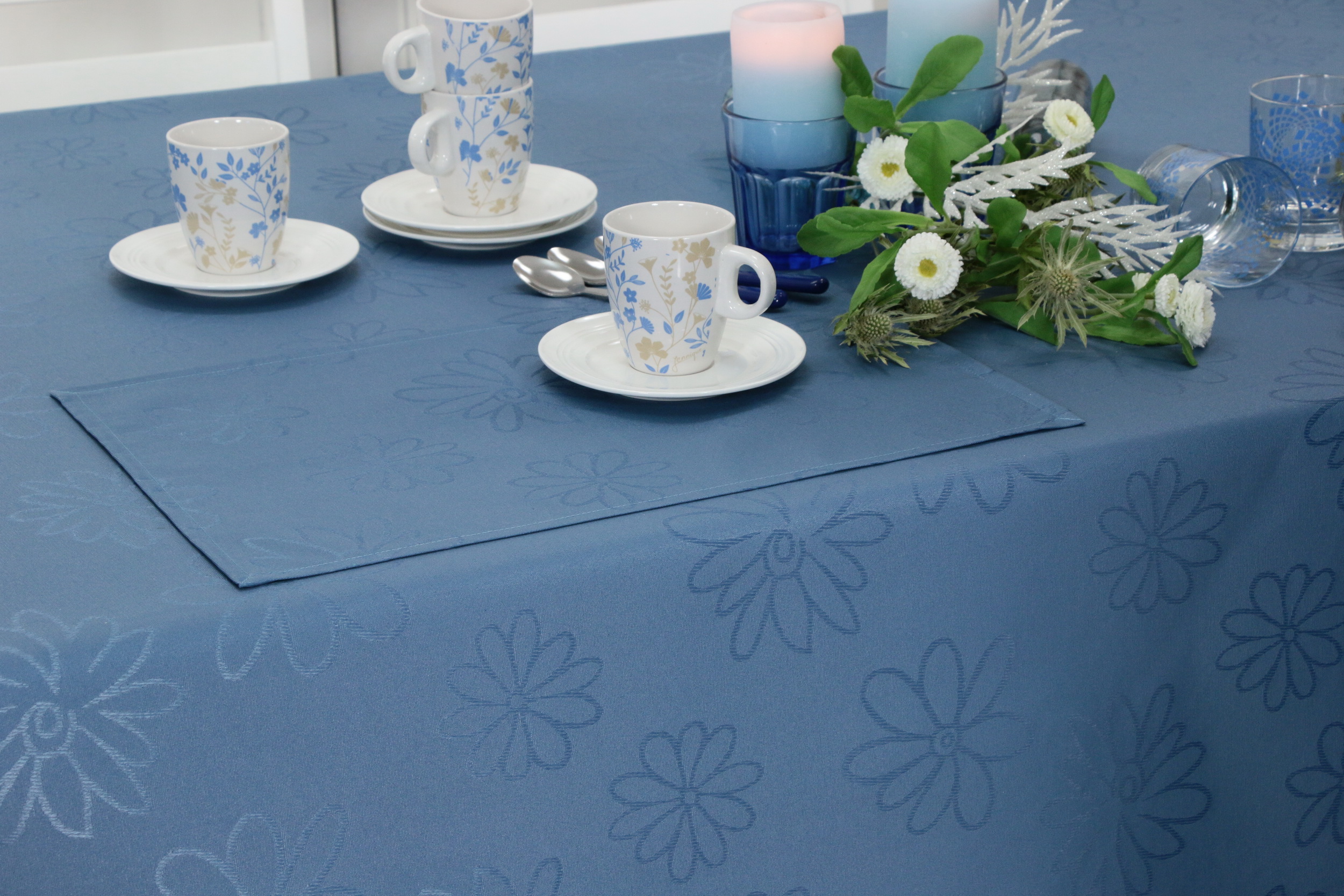 Tischdecke abwaschbar Blau Blumenmuster Mari Breite 110 cm