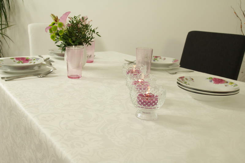 Weiße abwaschbare Tischdecke gemustert Iris Breite 110 cm