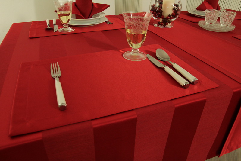 Tischset Rubinrot seidig glänzend Größe 30x48 cm