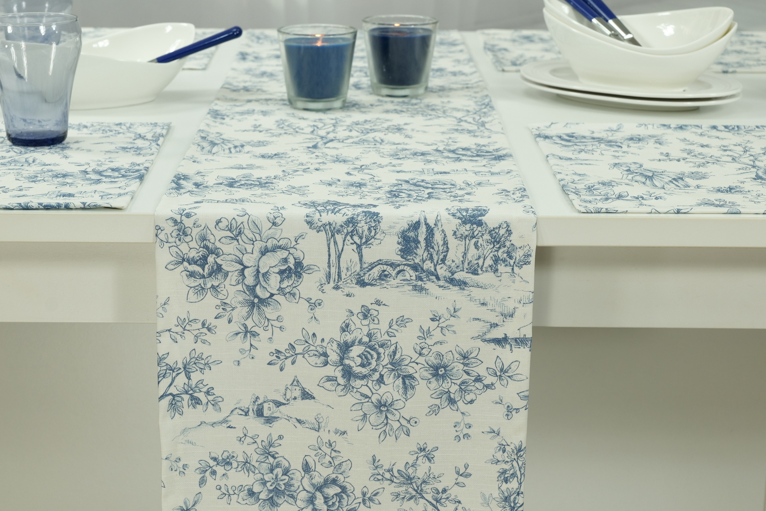 Abwaschbare Tischläufer Weiß Blau gemustert Dorfleben Breite 25 cm