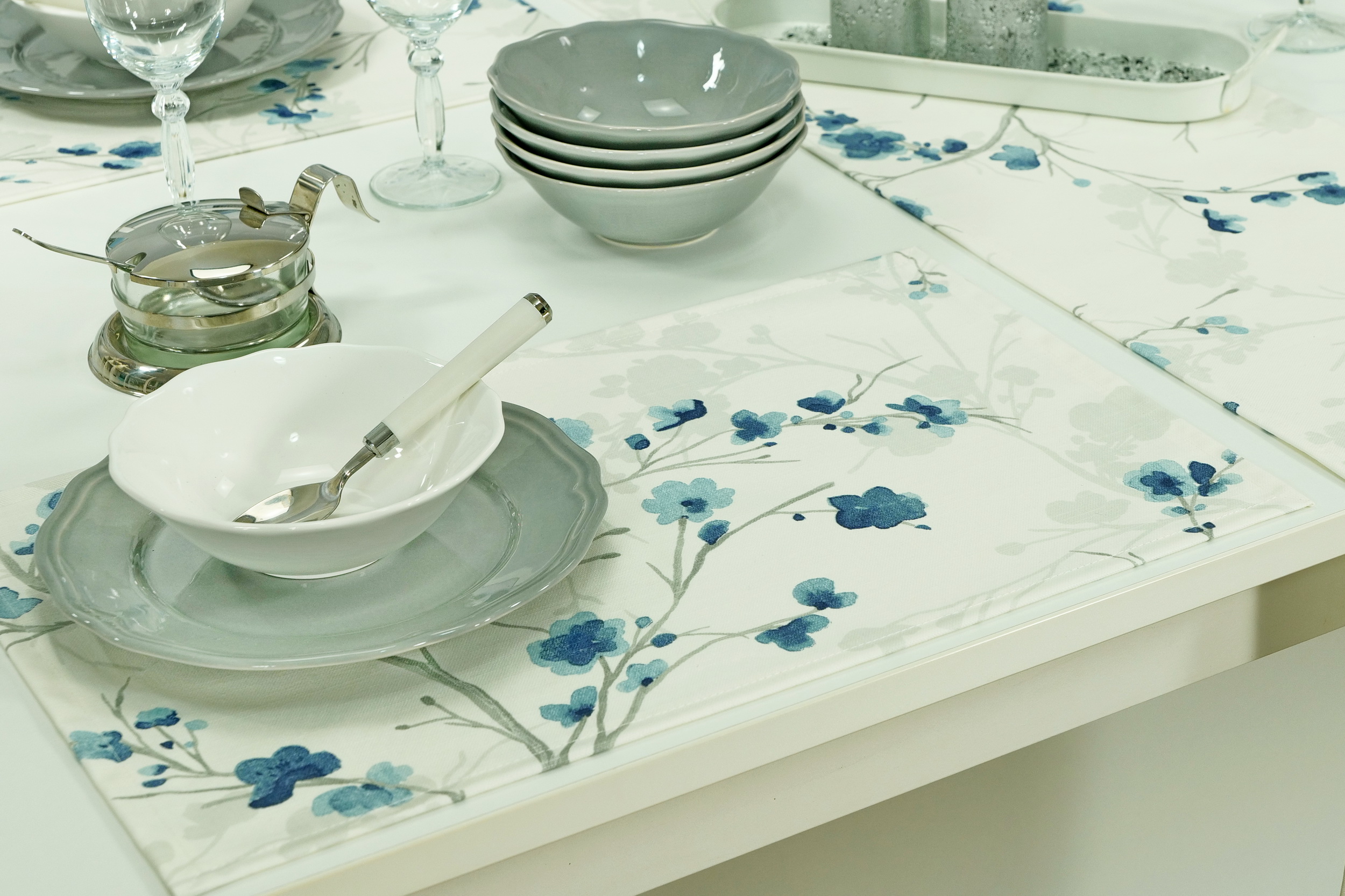 Abwaschbare Tischset Hell Blaue Blüten Petalos Größe 32x42 cm Platzset
