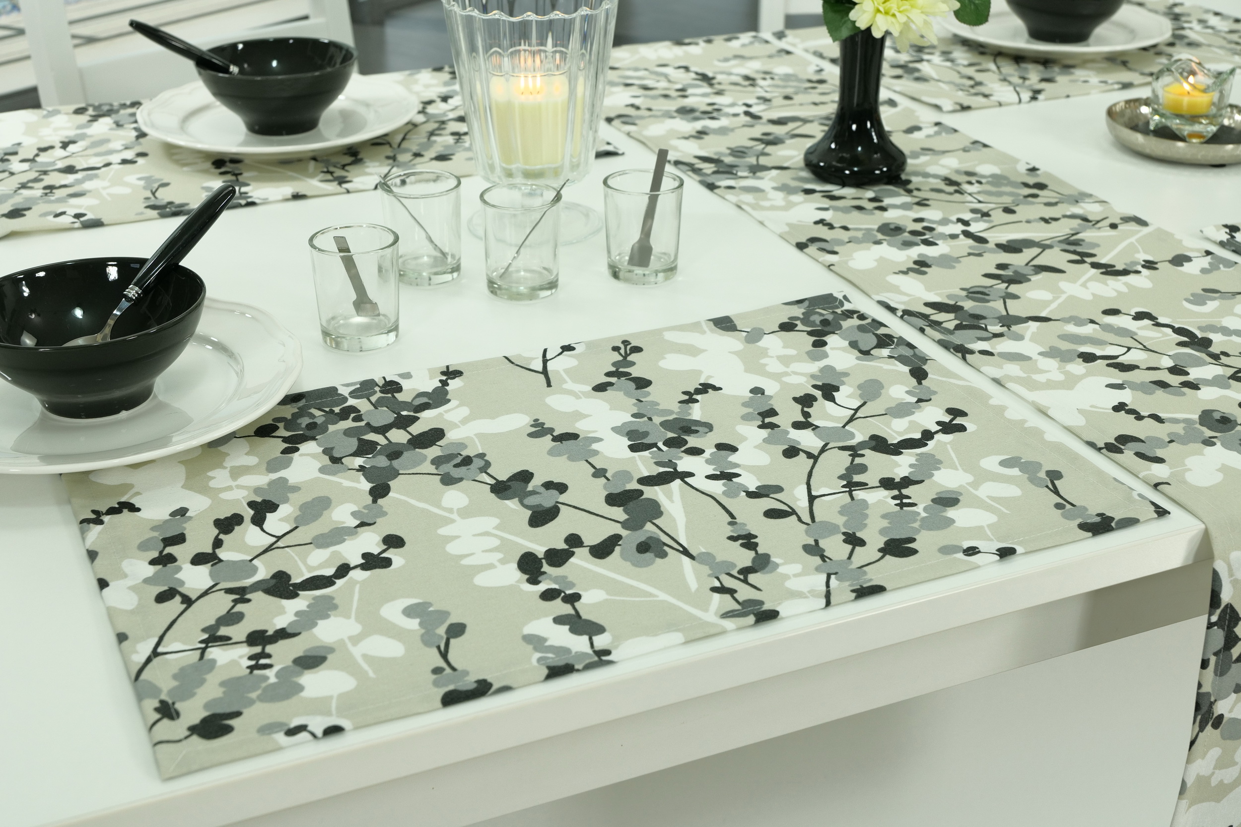 Abwaschbare Tischset Beige Grau Schwarze Blüten Petalos Größe 32x42 cm Platzset