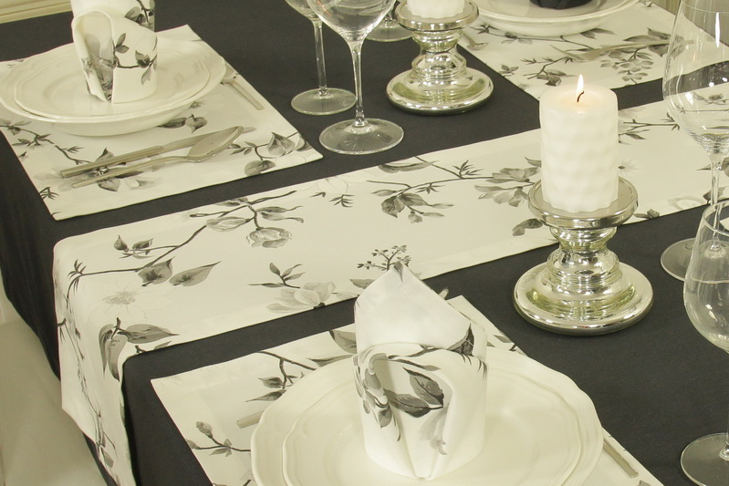 Tischläufer weiß mit Blumenmuster schwarz Breite 25 cm