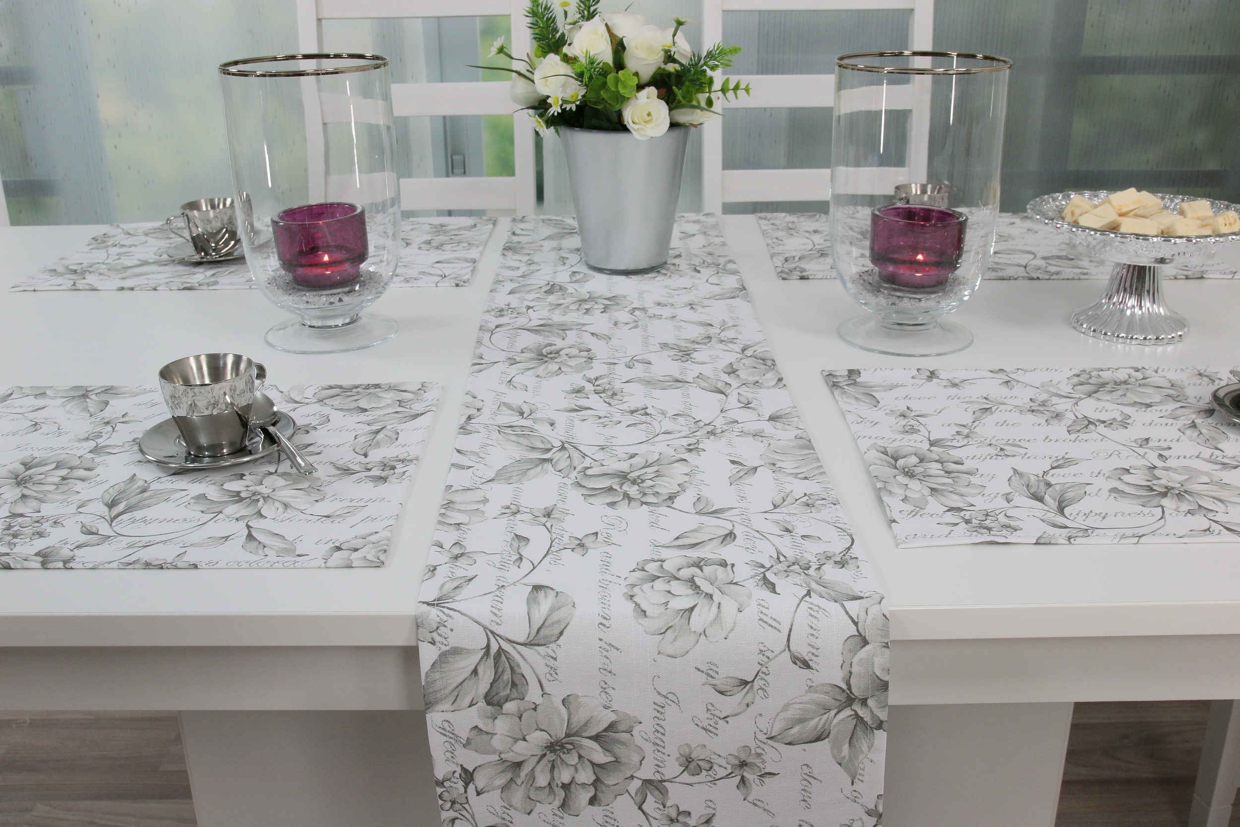 Abwaschbarer Tischläufer Grau Weiß Blume Breite 30 cm