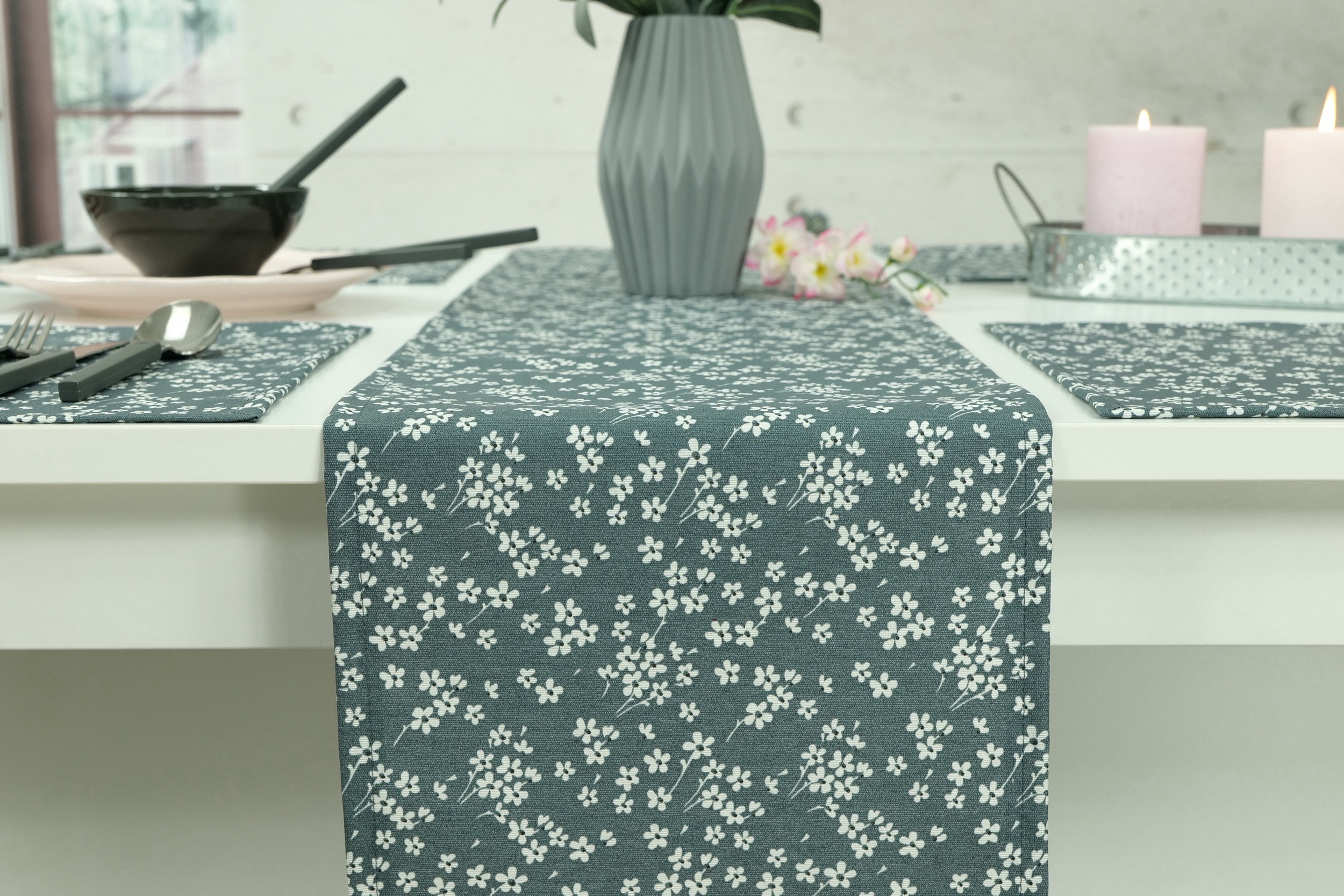 Abwaschbare Tischläufer Graublau Muster Mille Fleur Breite 40 cm