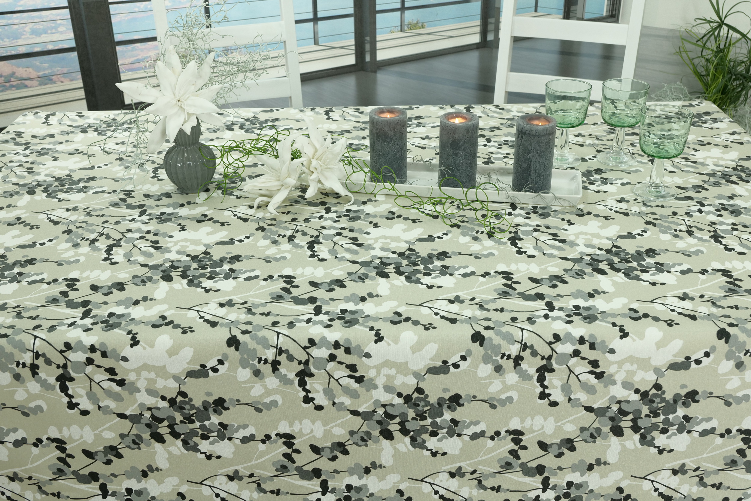 Abwaschbare Tischdecke Beige Grau Schwarze Blüten Petalos Breite 90 cm