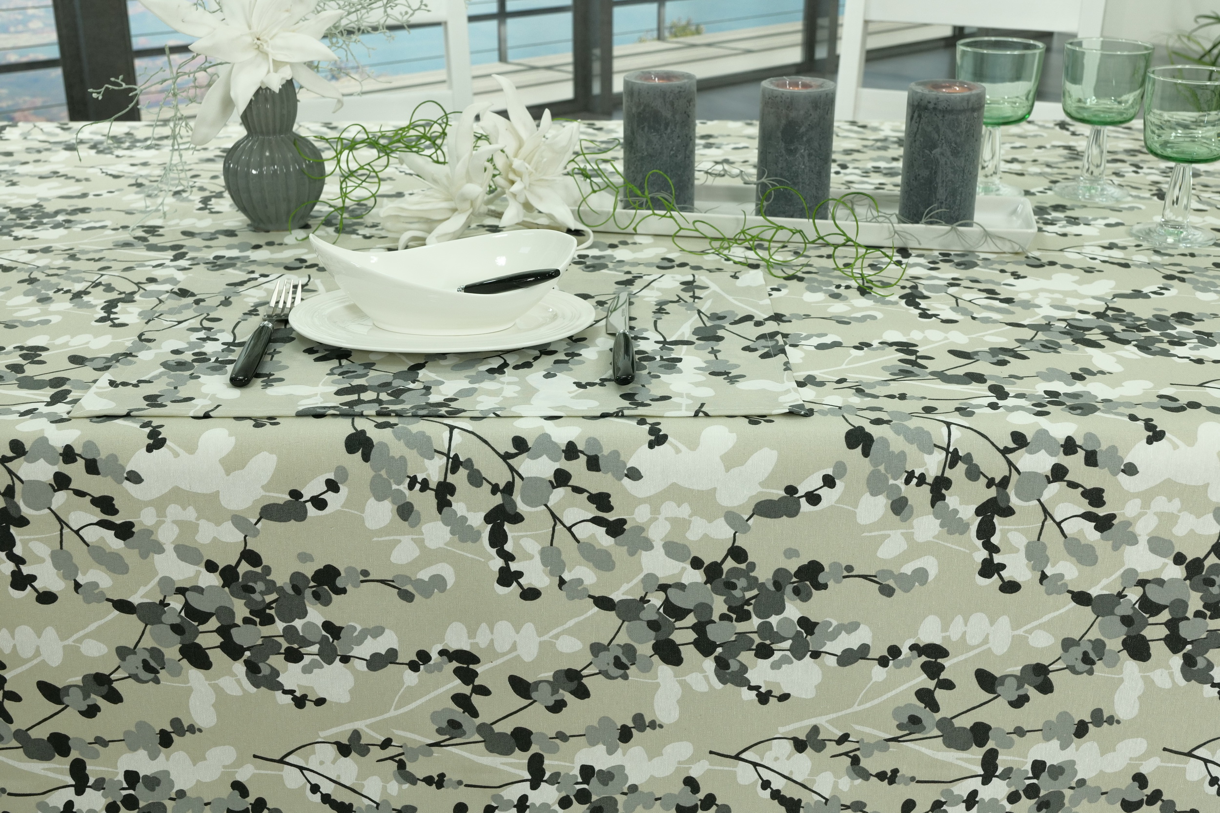 Abwaschbare Tischdecke Beige Grau Schwarze Blüten Petalos Breite 120 cm
