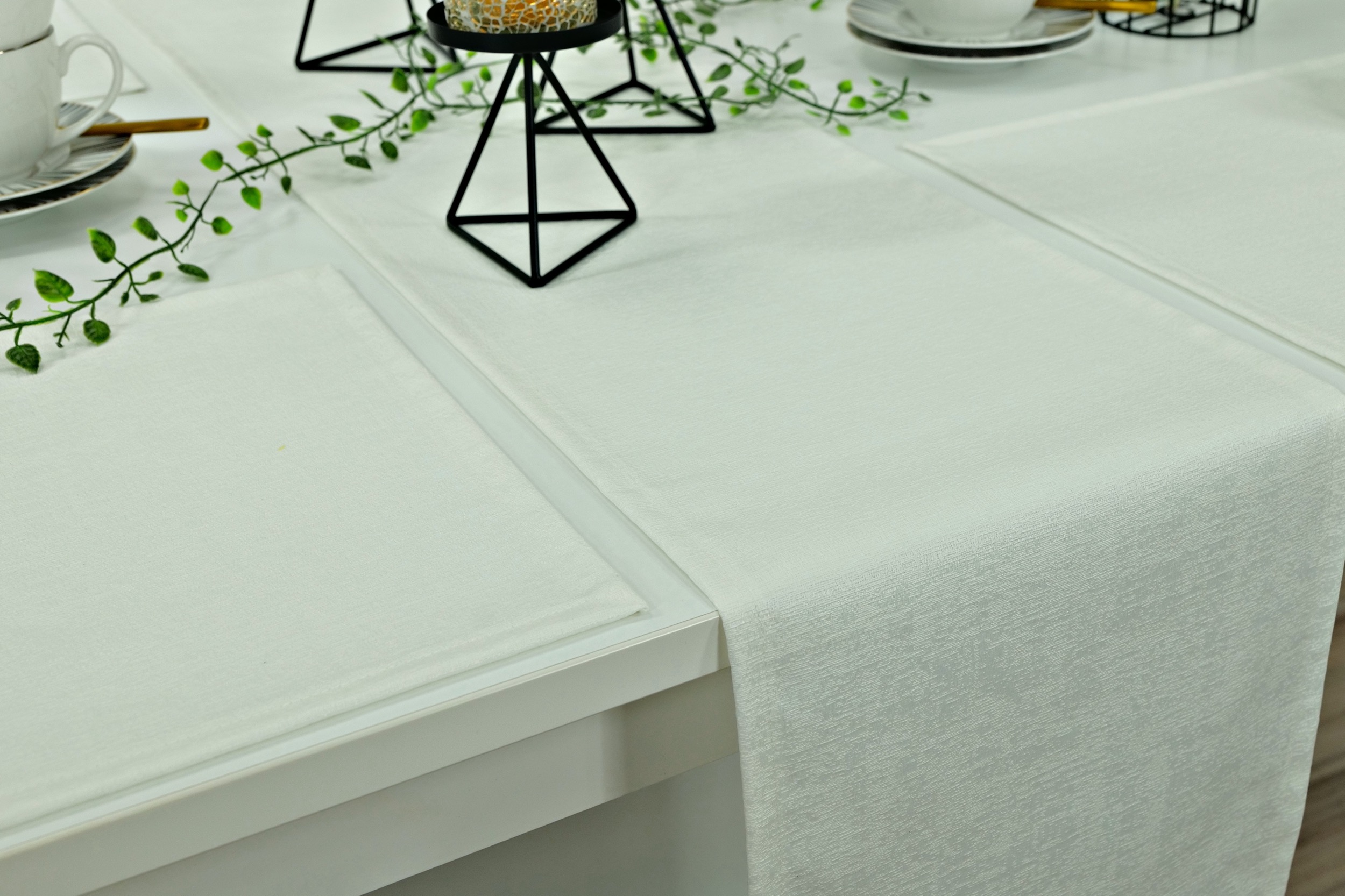 Abwaschbare Tischläufer Cremeweiß uni strukturiert Muriel Breite 30 cm