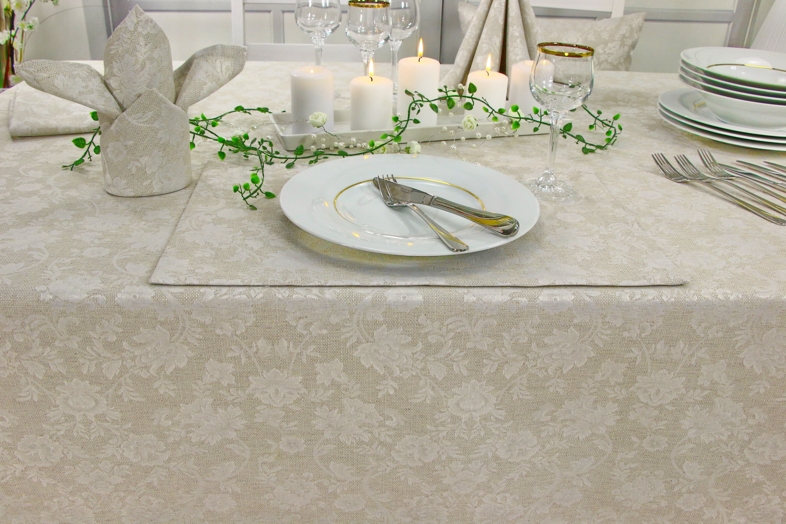 Tischdecke mit Fleckschutz Evita Perlbeige Ranke Breite 90 cm