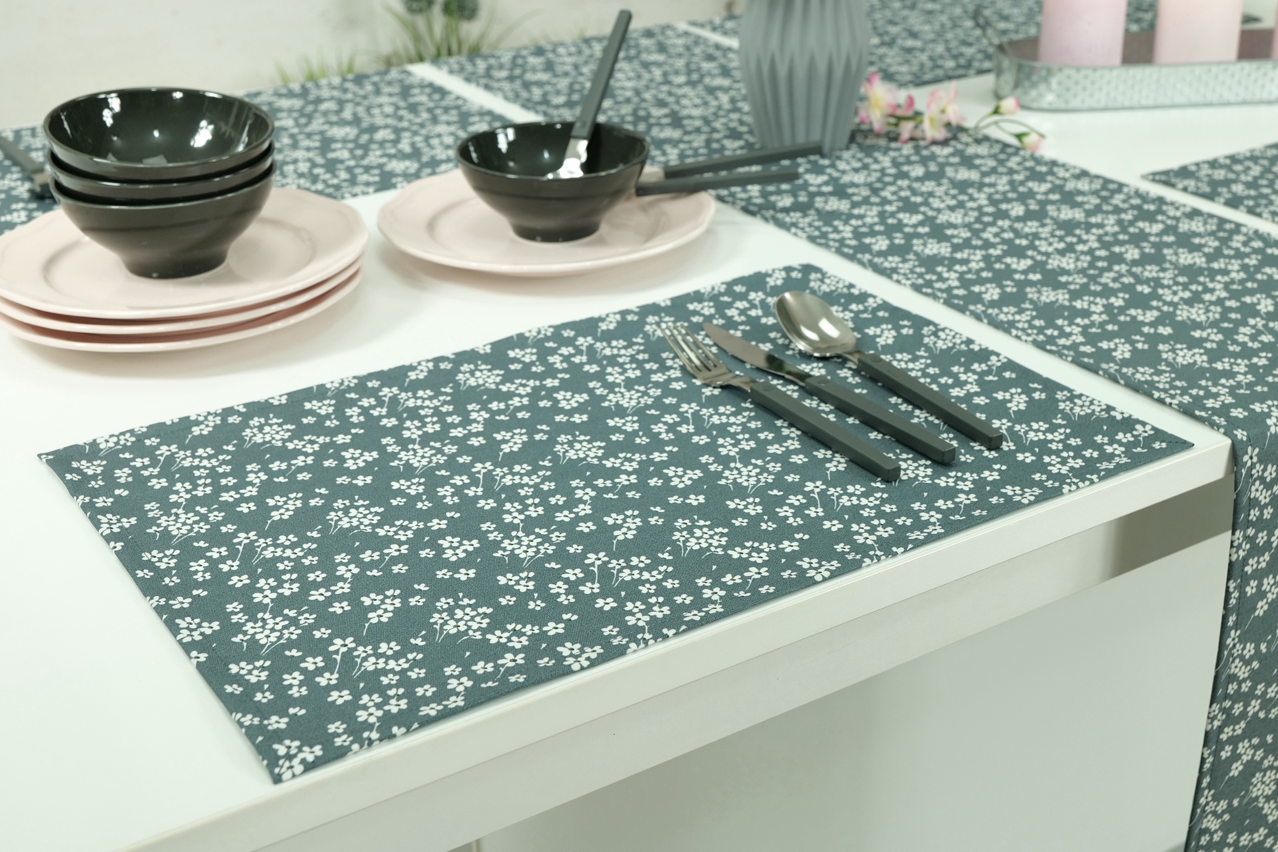 Abwaschbare Tischsets Graublau Muster Mille Fleur Größe 32x42 cm Platzset